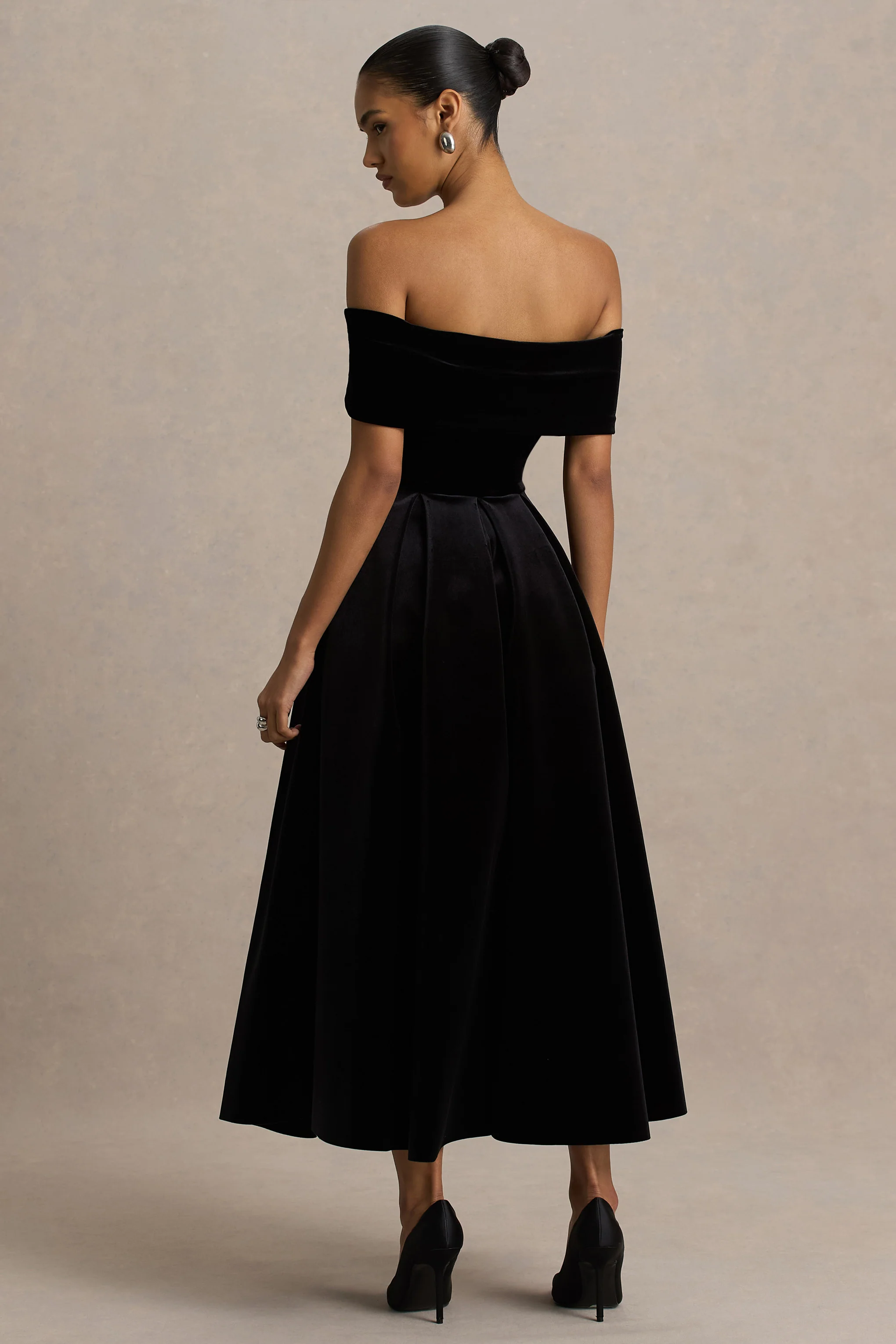 Ablaze | Zwarte Fluwelen Bardot Hals Maxi Jurk - Image 2