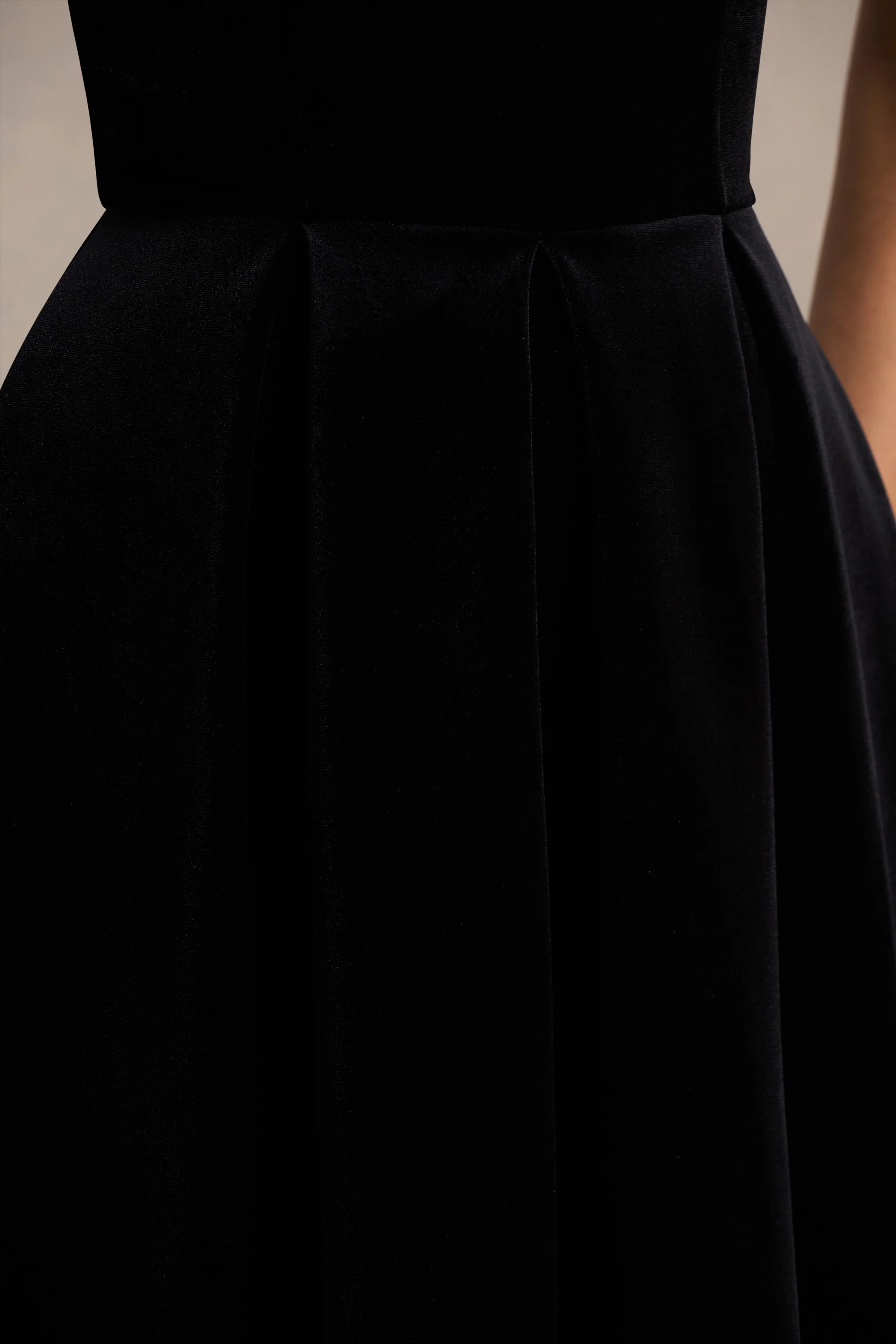 Ablaze | Zwarte Fluwelen Bardot Hals Maxi Jurk - Image 6
