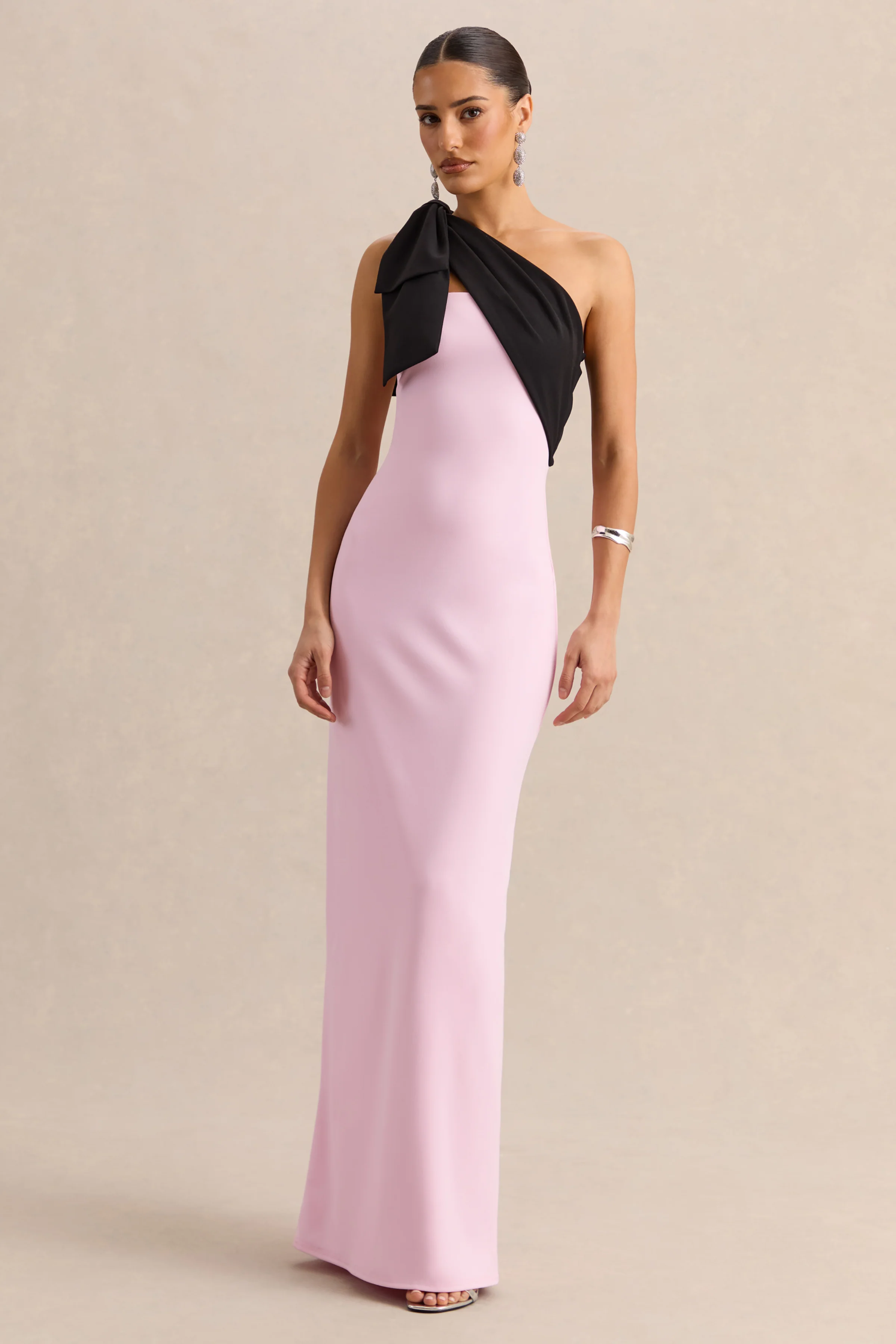 Adara | Roze En Zwarte Maxi Jurk met Asymmetrische Hals en Strikdetail