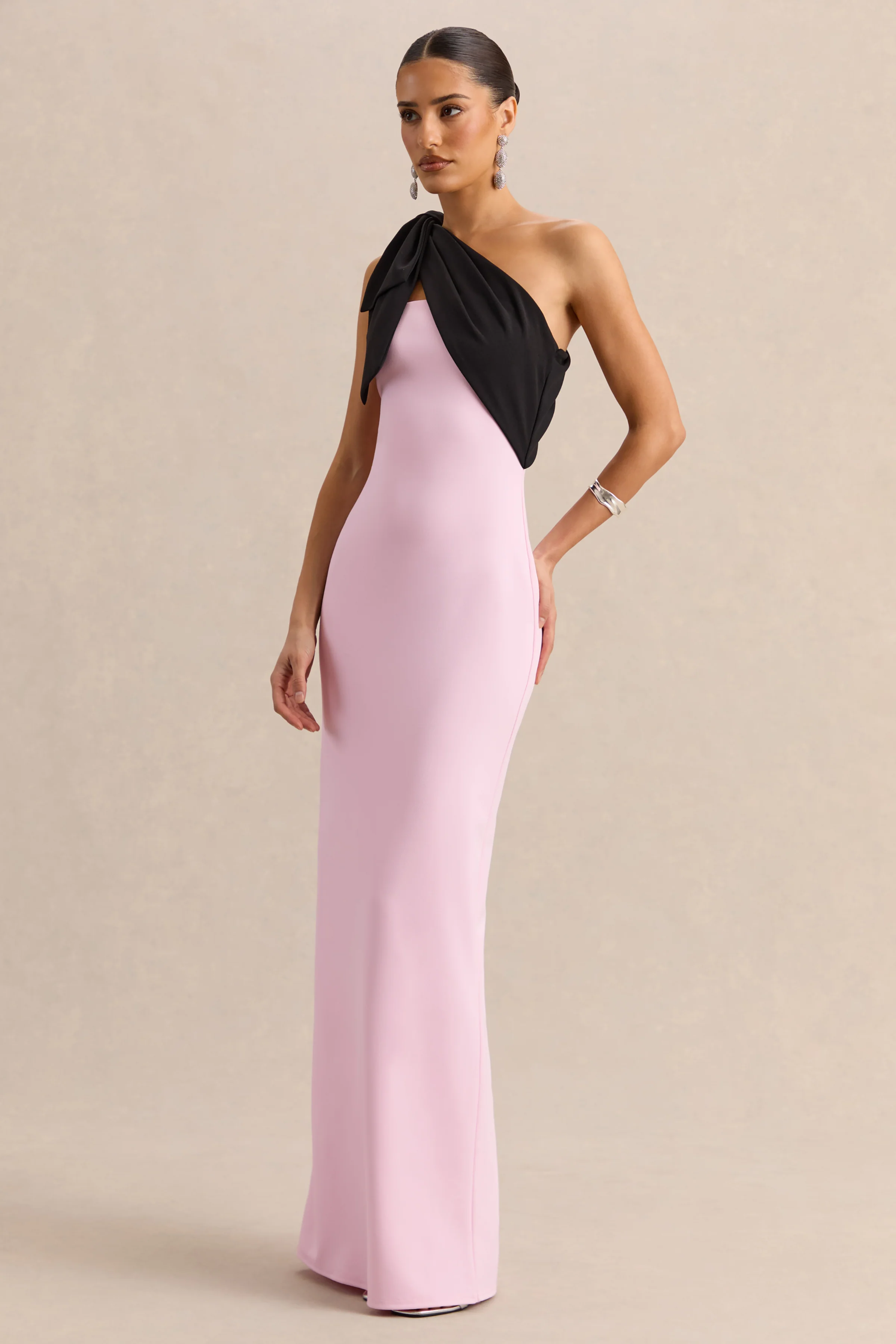 Adara | Roze En Zwarte Maxi Jurk met Asymmetrische Hals en Strikdetail - Image 4