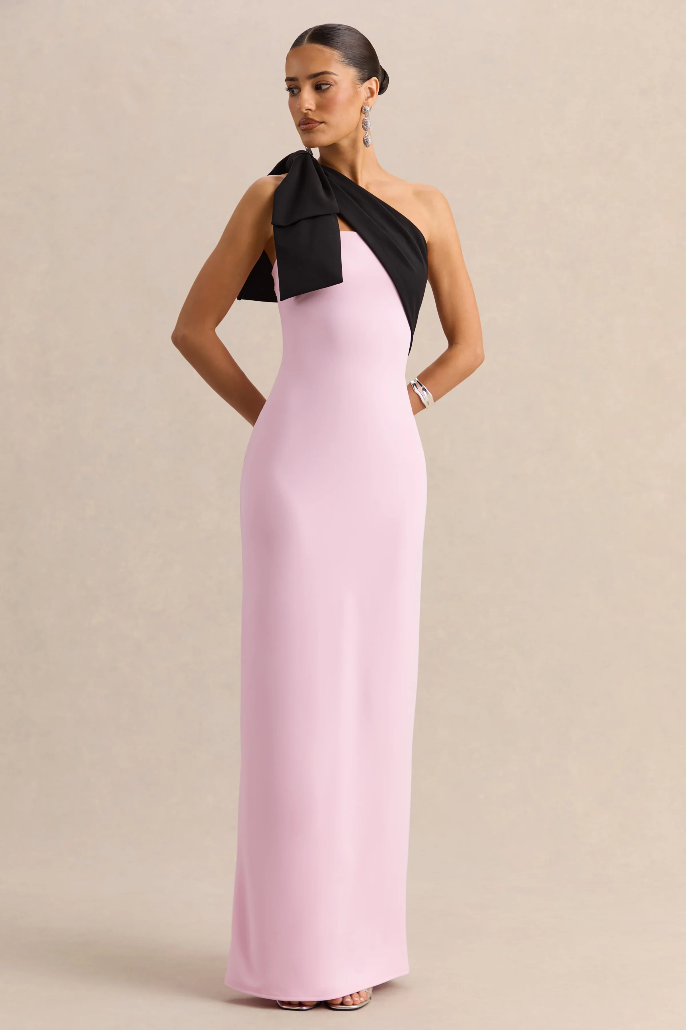 Adara | Roze En Zwarte Maxi Jurk met Asymmetrische Hals en Strikdetail - Image 5