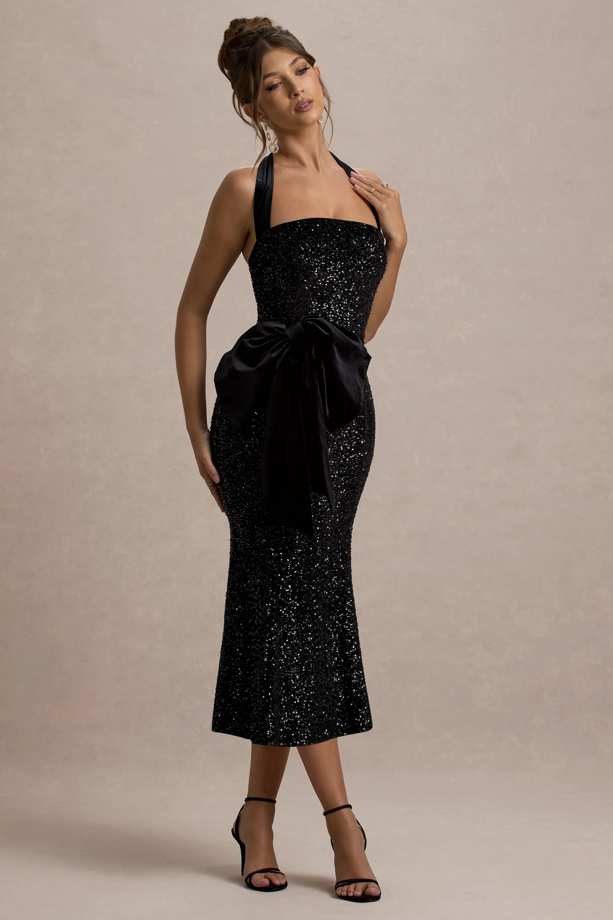Adee | Zwarte Velours Paillette Halter Nek Midi Jurk Met Strik Detail - Image 4