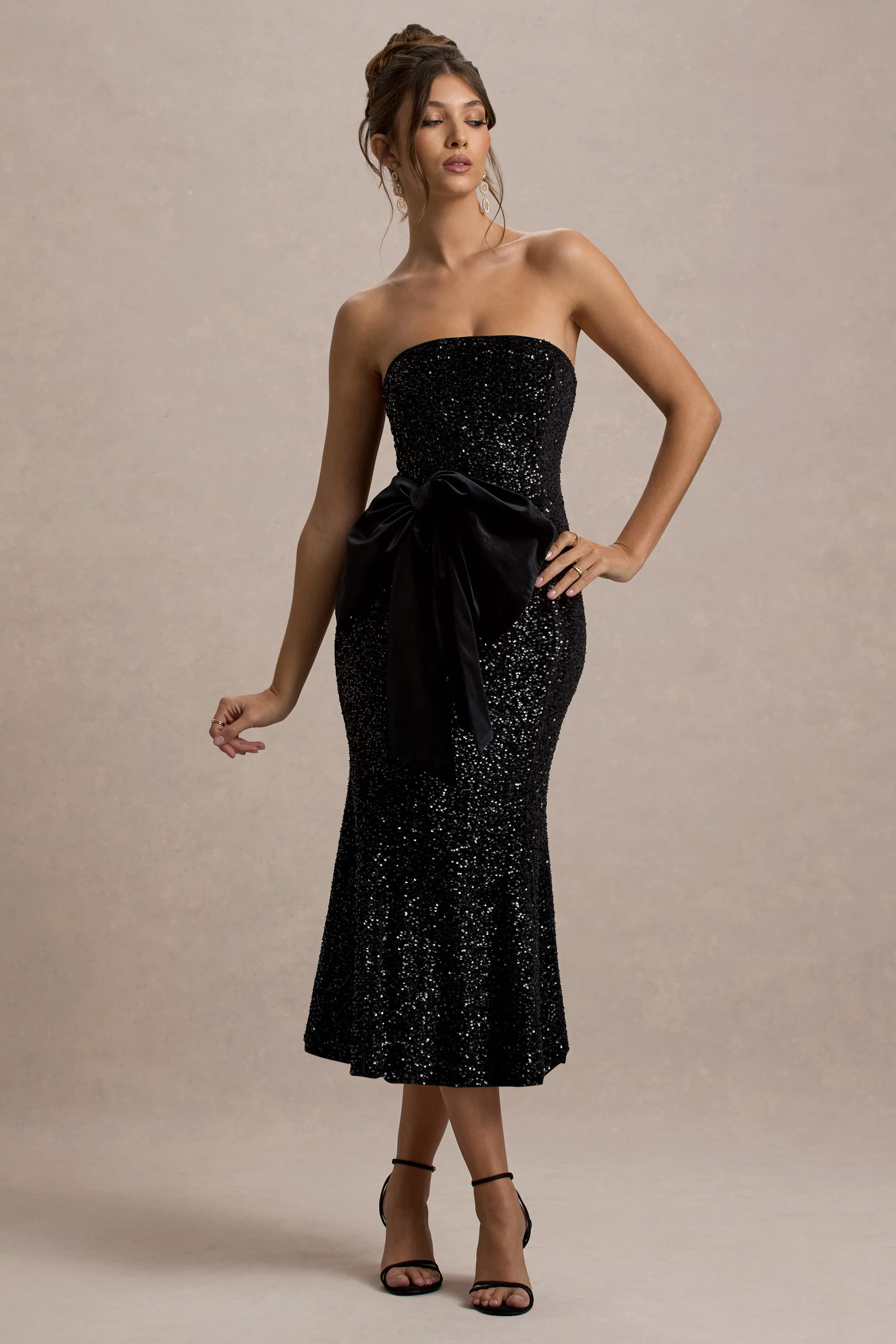 Adee | Zwarte Velours Paillette Halter Nek Midi Jurk Met Strik Detail - Image 5