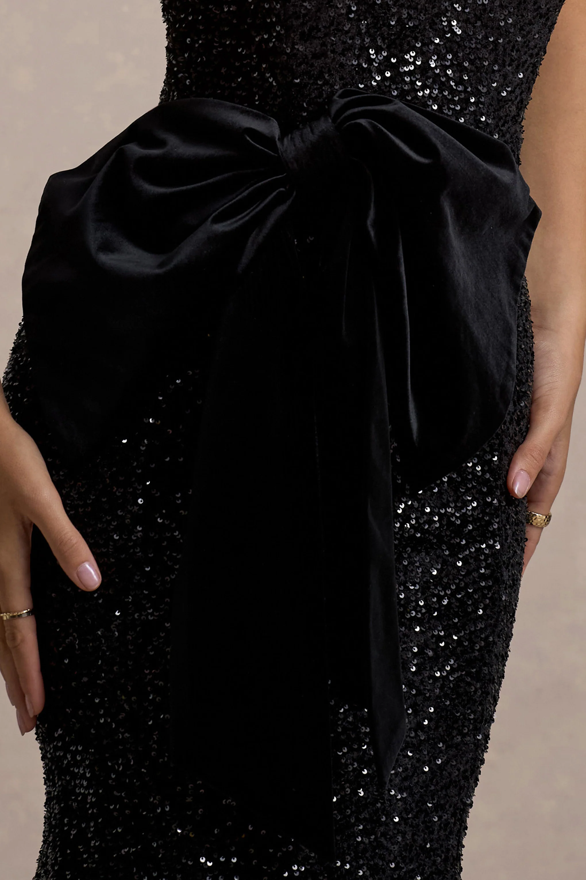 Adee | Zwarte Velours Paillette Halter Nek Midi Jurk Met Strik Detail - Image 6