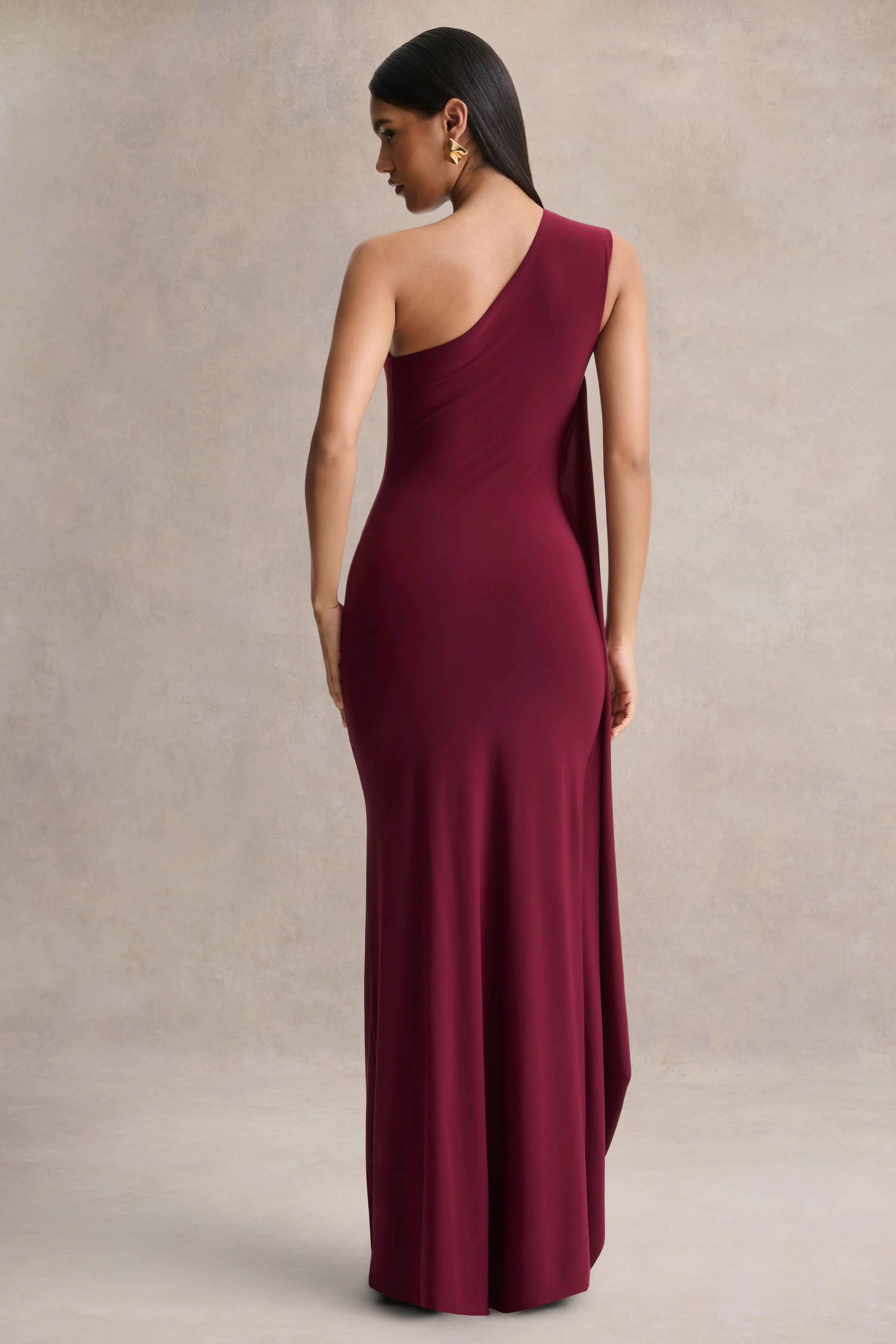 Adelina | Bordeaux Maxi Jurk Met Blote Schouder En Drapering - Image 2