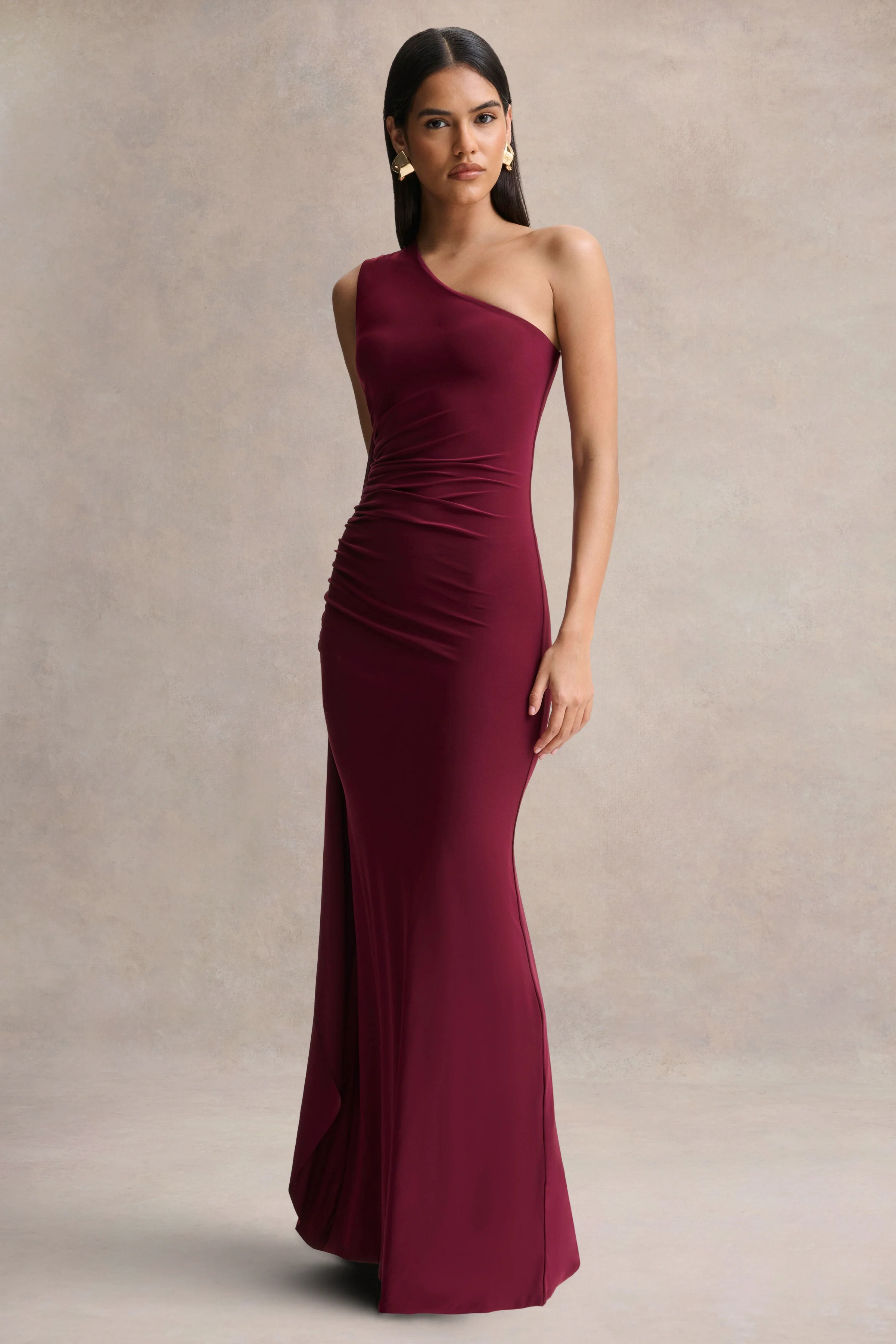 Adelina | Bordeaux Maxi Jurk Met Blote Schouder En Drapering - Image 4