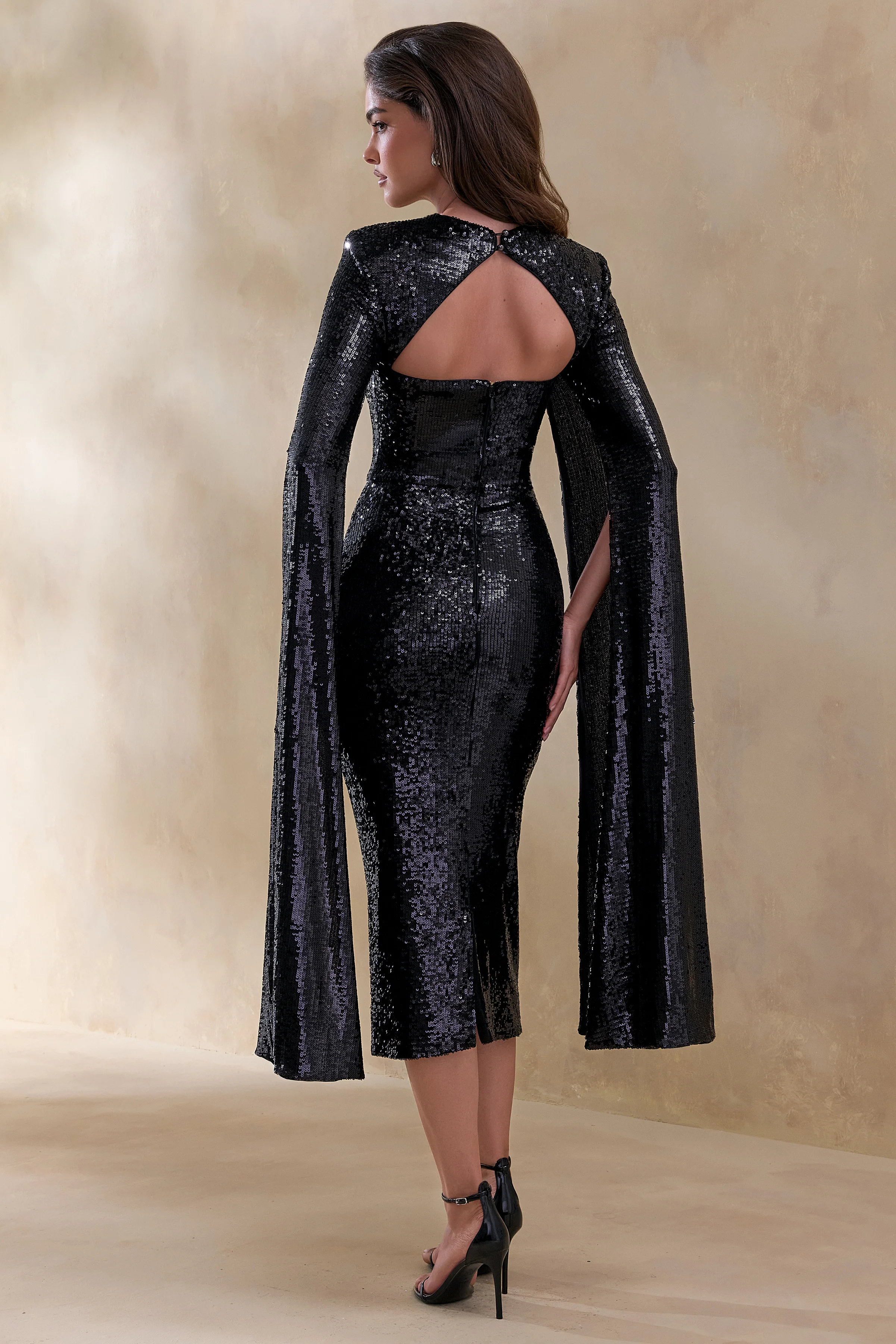Adeline | Zwart Pailletten Midi Jurk Met Ronde Hals En Cape Mouwen - Image 2