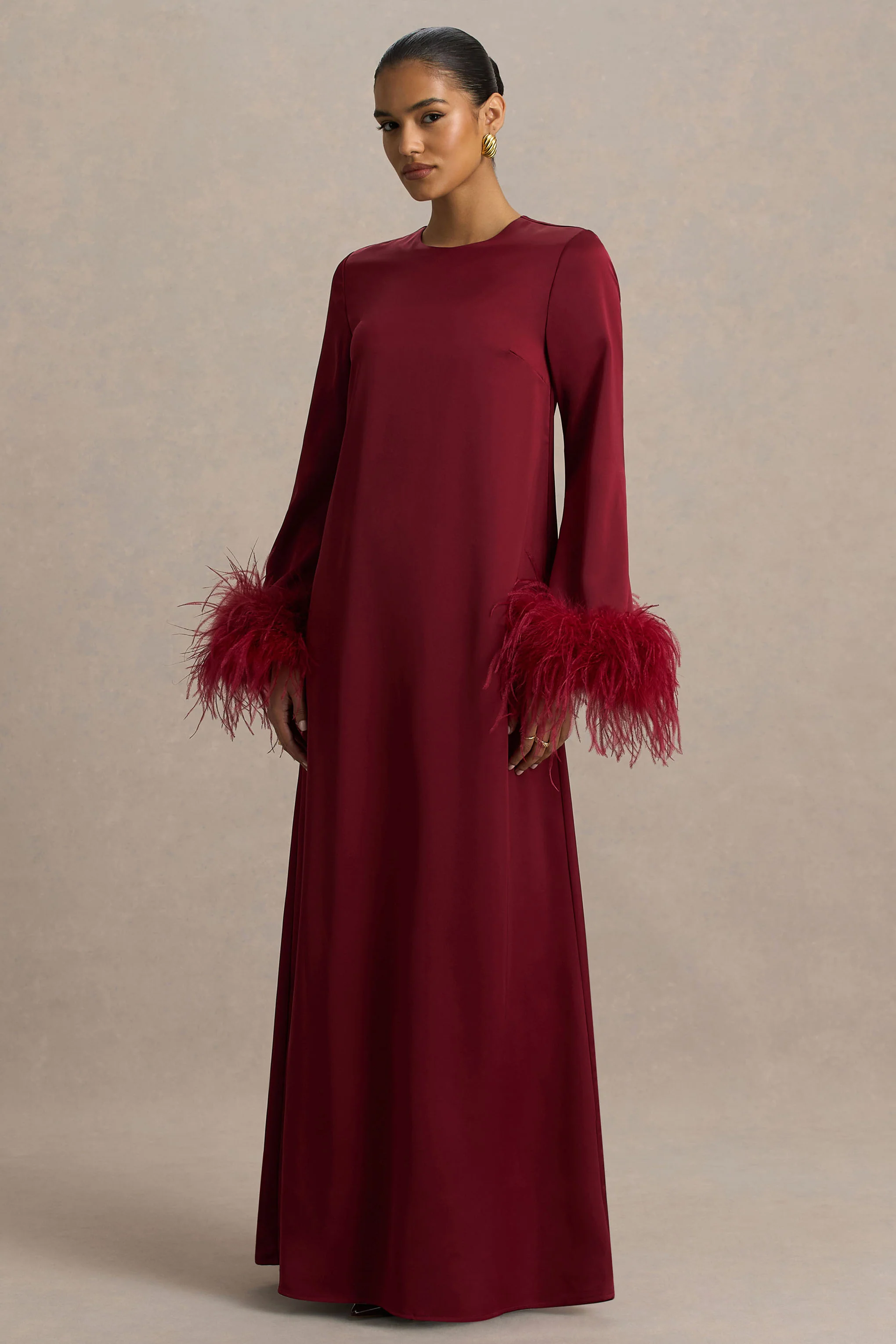 Adella | Bordeaux Satijnen Maxi Jurk Met Veren Rand - Image 4