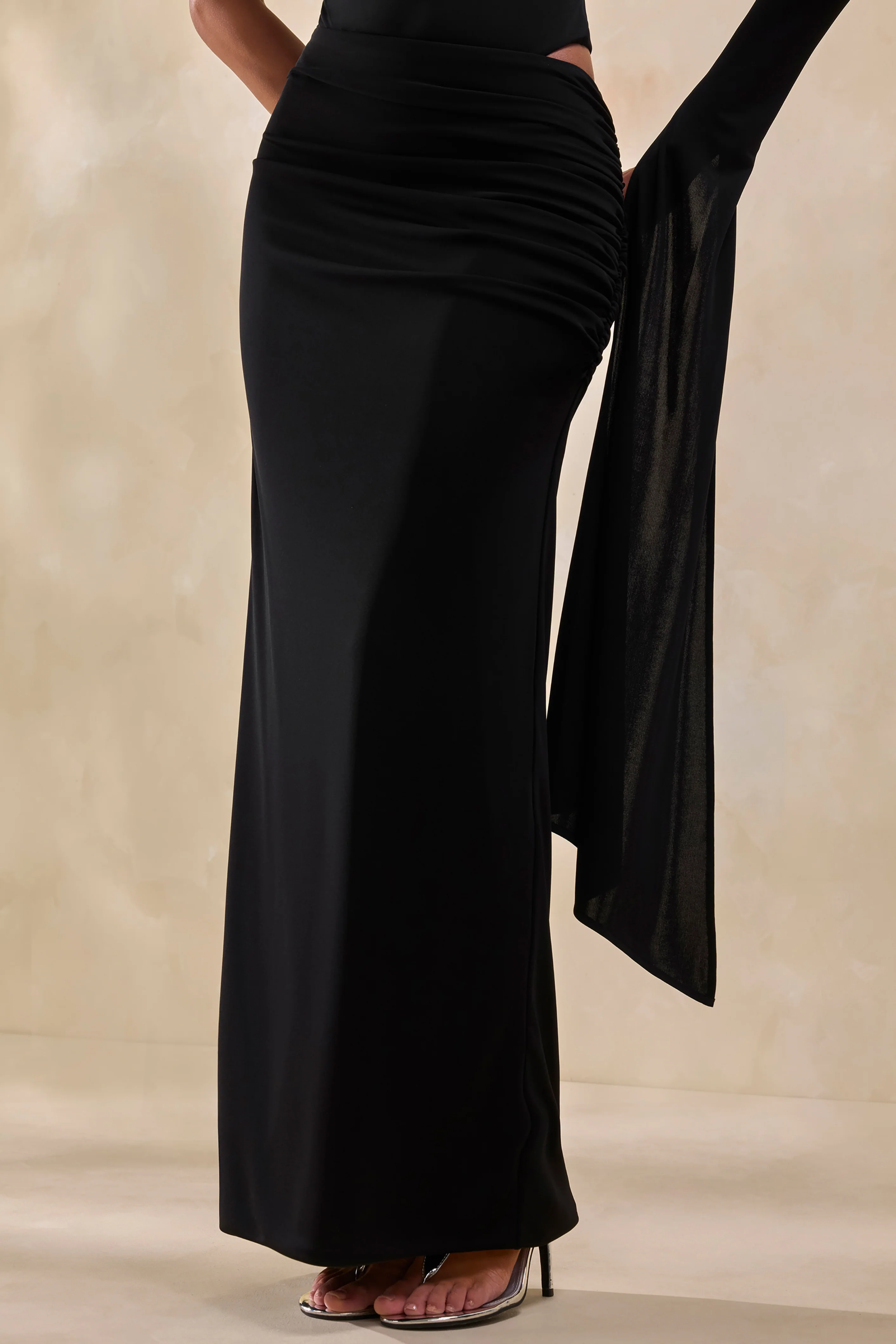 Adessa | Zwart Gerimpelde Maxi Rok Met Asymmetrische Taille