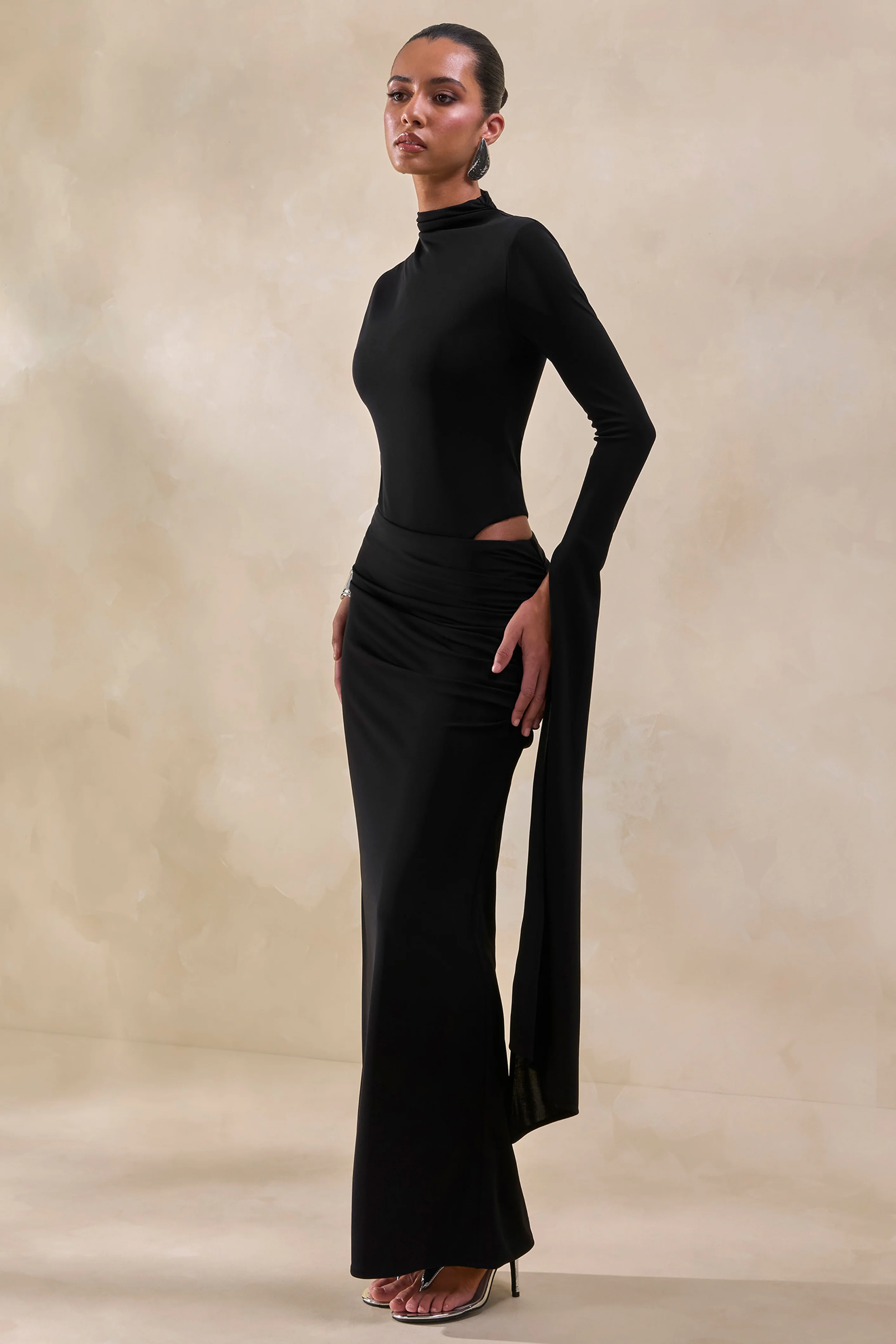 Adessa | Zwart Gerimpelde Maxi Rok Met Asymmetrische Taille - Image 2