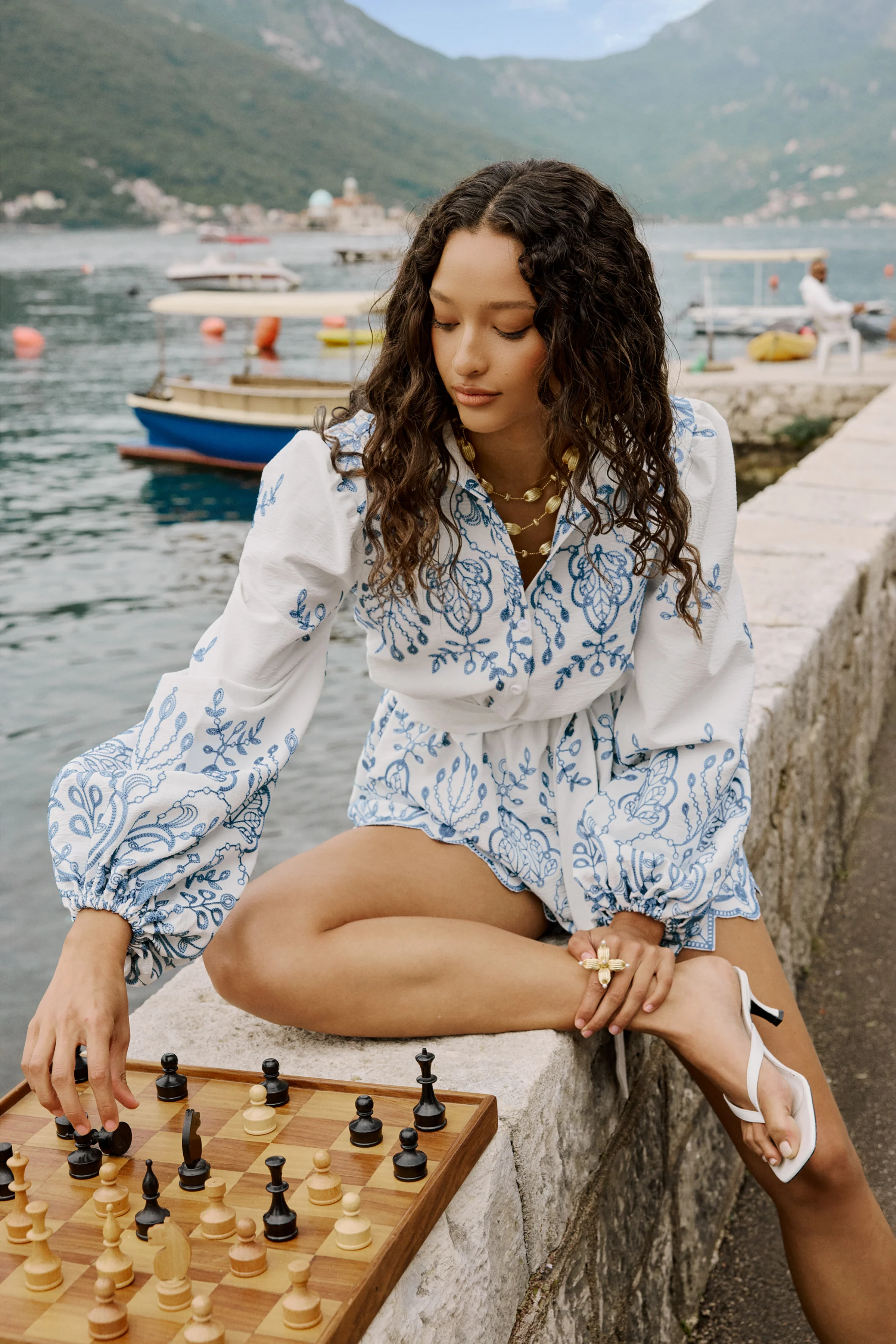 Adria | Witte En Blauwe Bloemenprint Broderie Playsuit Met Diepe V-Hals - Image 8