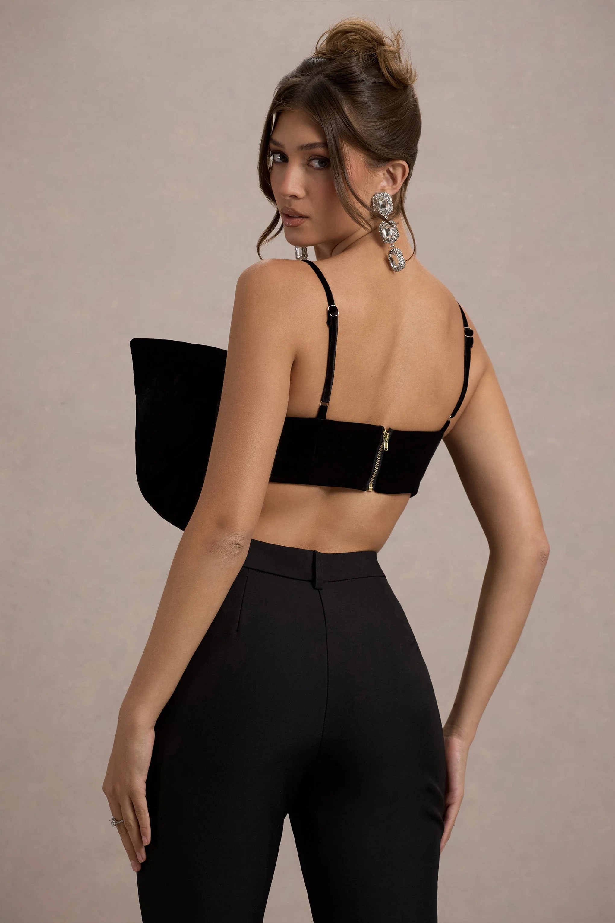 Adya | Zwarte Velours Croptop Met Spaghetti Bandjes En Strik - Image 2
