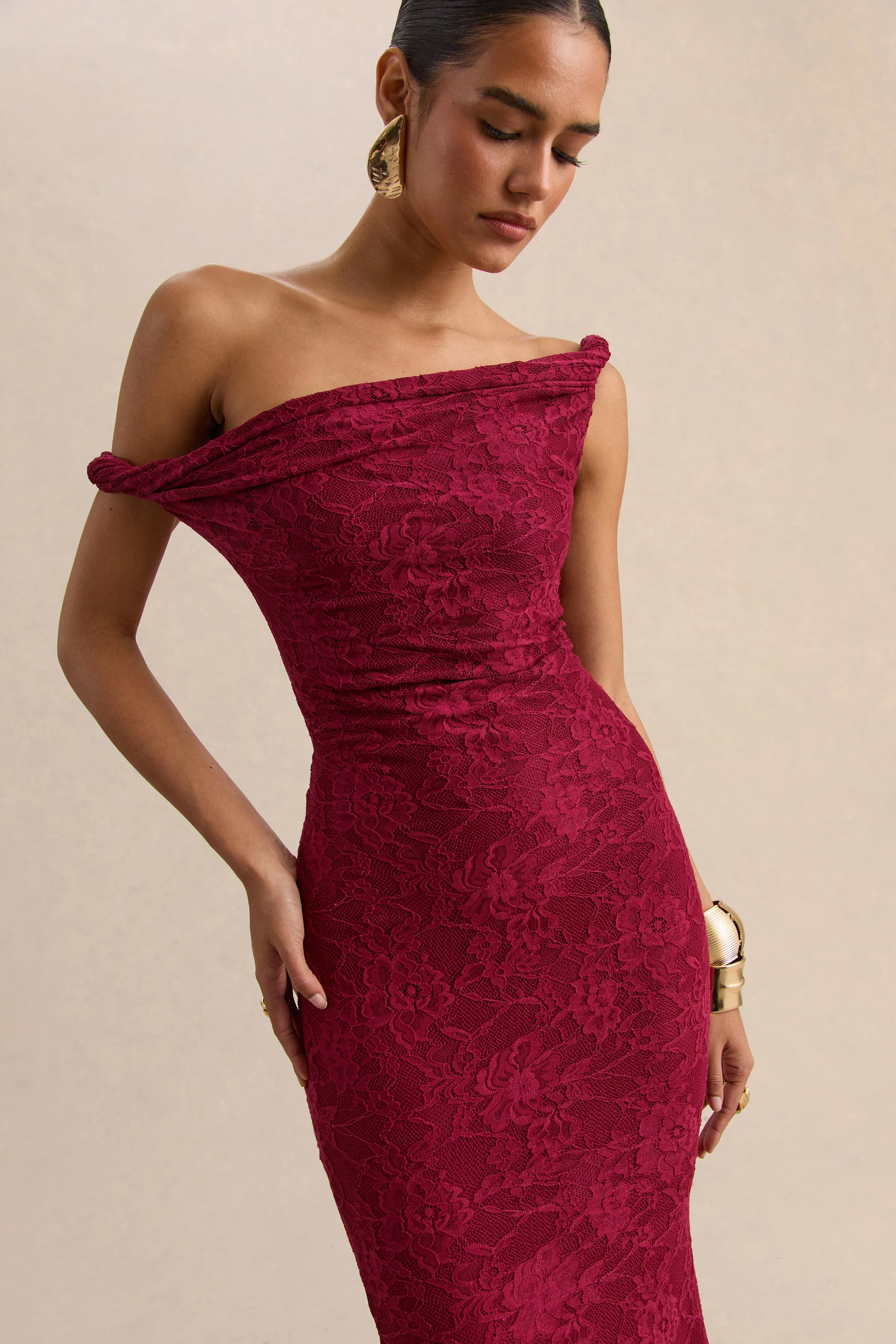 Afina | Bordeaux Kanten Maxi Jurk Met Asymmetrische Hals - Image 5