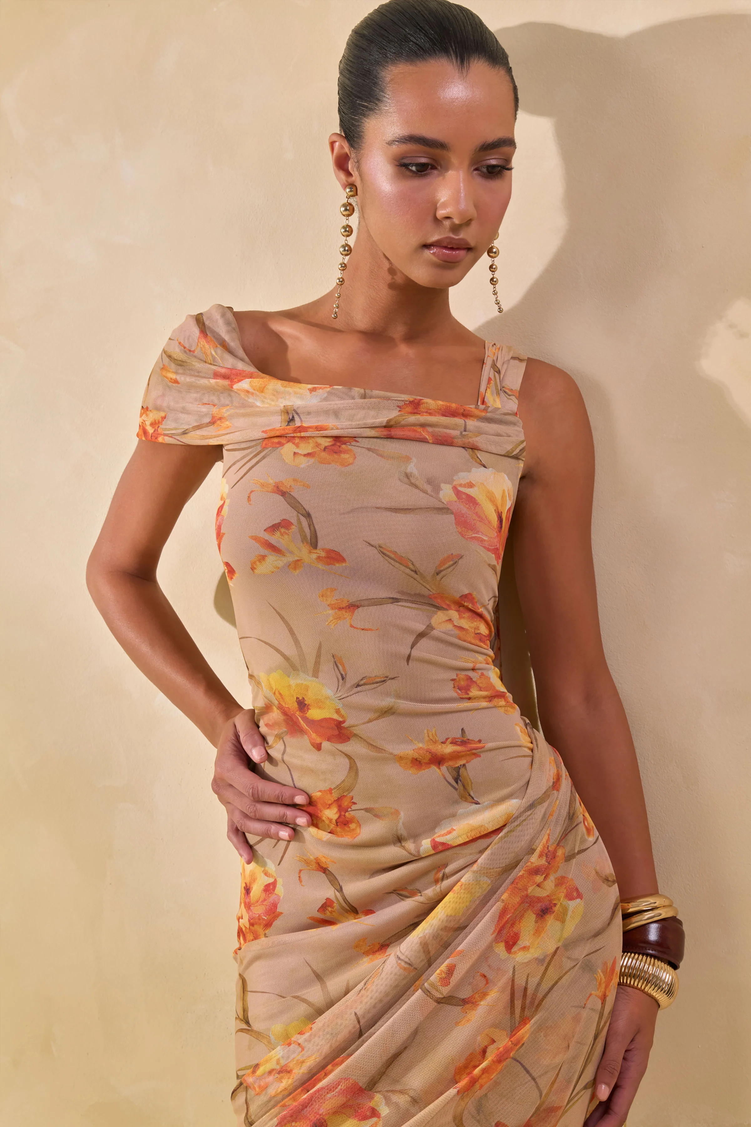 Afton | Oranje Bloemenprint Mesh  Maxi Jurk Met Asymmetrische Halslijn En Ceintuurdetail - Image 10