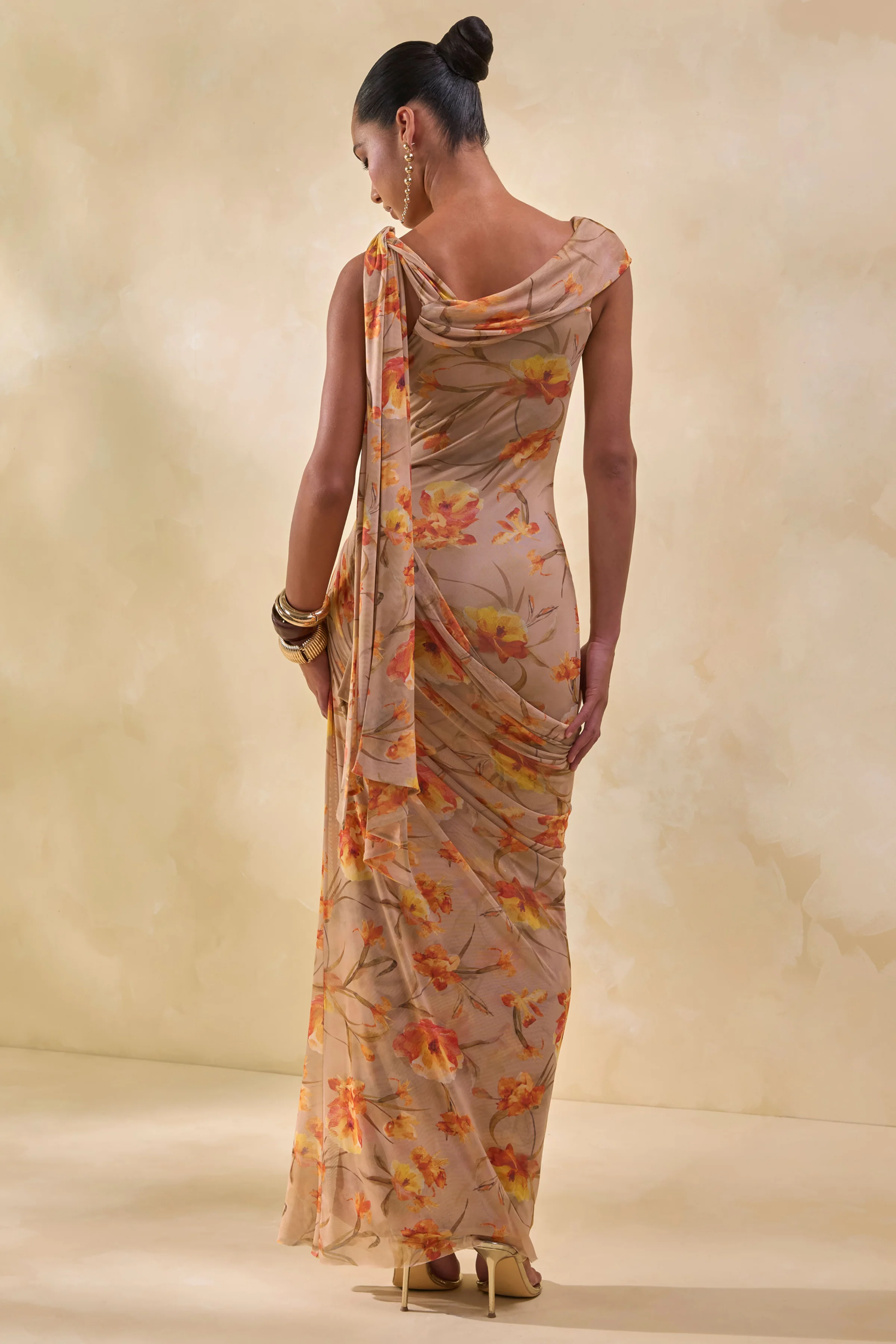 Afton | Oranje Bloemenprint Mesh  Maxi Jurk Met Asymmetrische Halslijn En Ceintuurdetail - Image 3