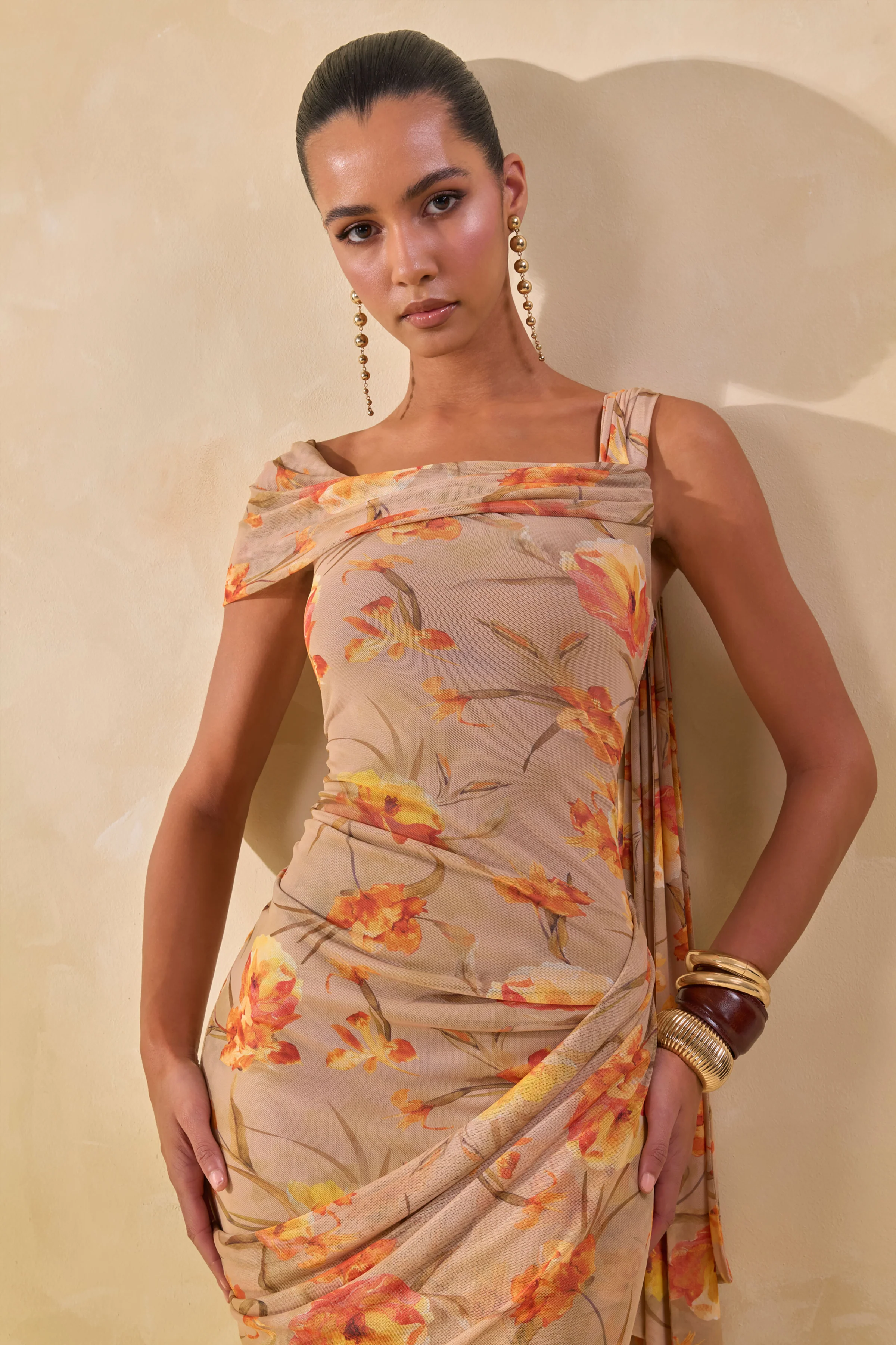 Afton | Oranje Bloemenprint Mesh  Maxi Jurk Met Asymmetrische Halslijn En Ceintuurdetail - Image 4
