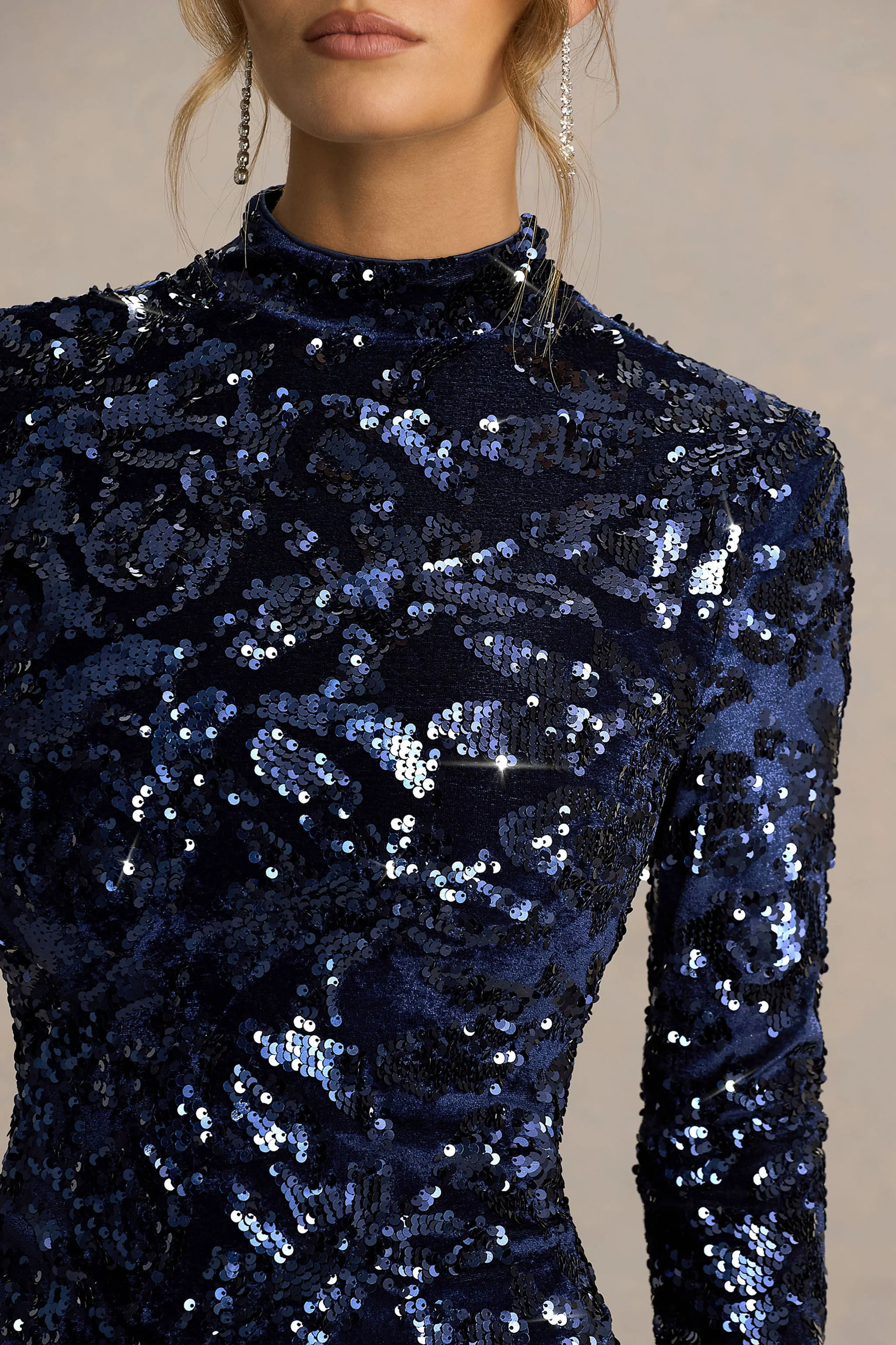 Alanita | Marineblauw Fluwelen Hogehals Midi Jurk Met Pailletten En Lange Mouwen - Image 3