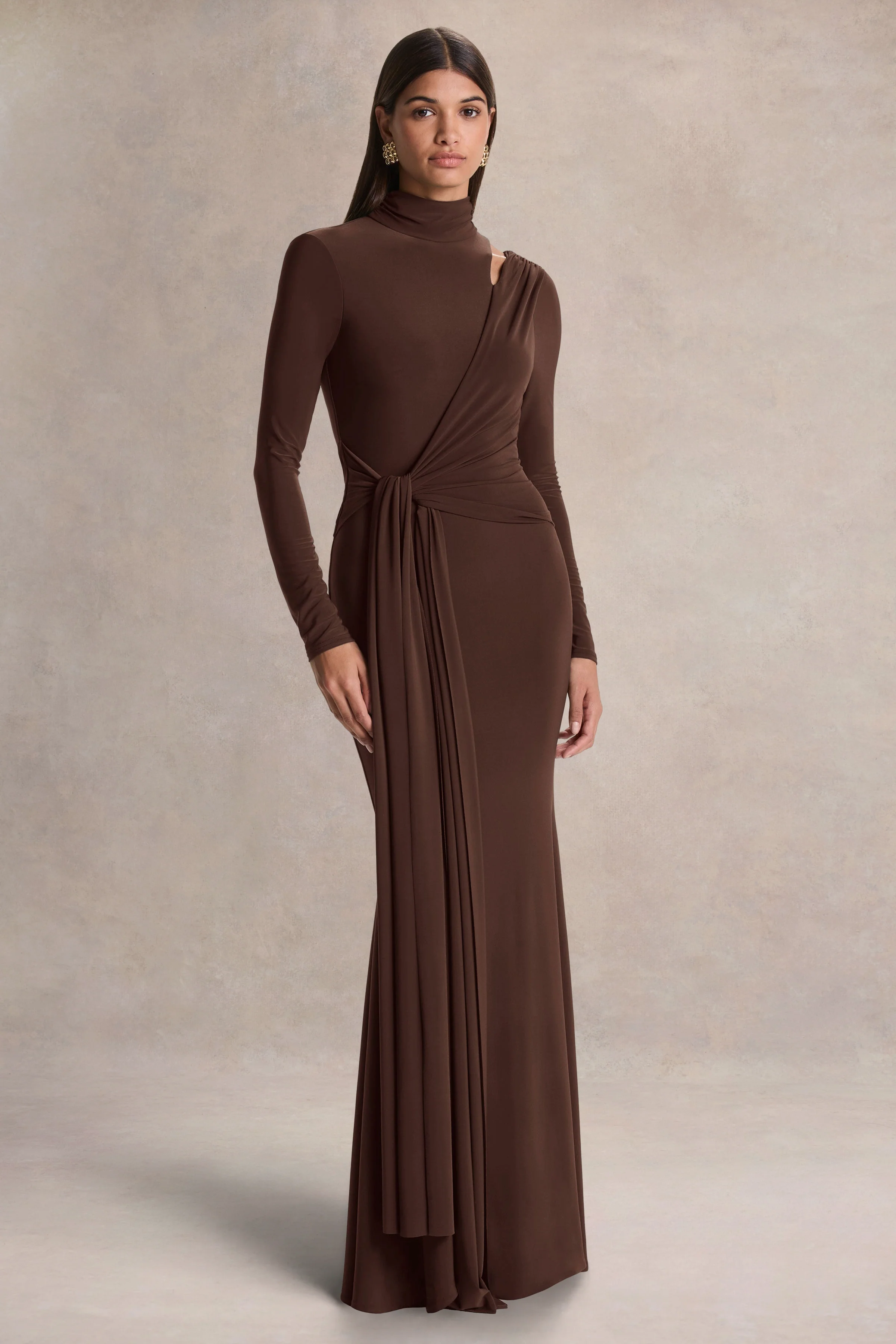 Alastrina | Bruine Hoge Hals Maxi Jurk Met Gerimpelde Detail