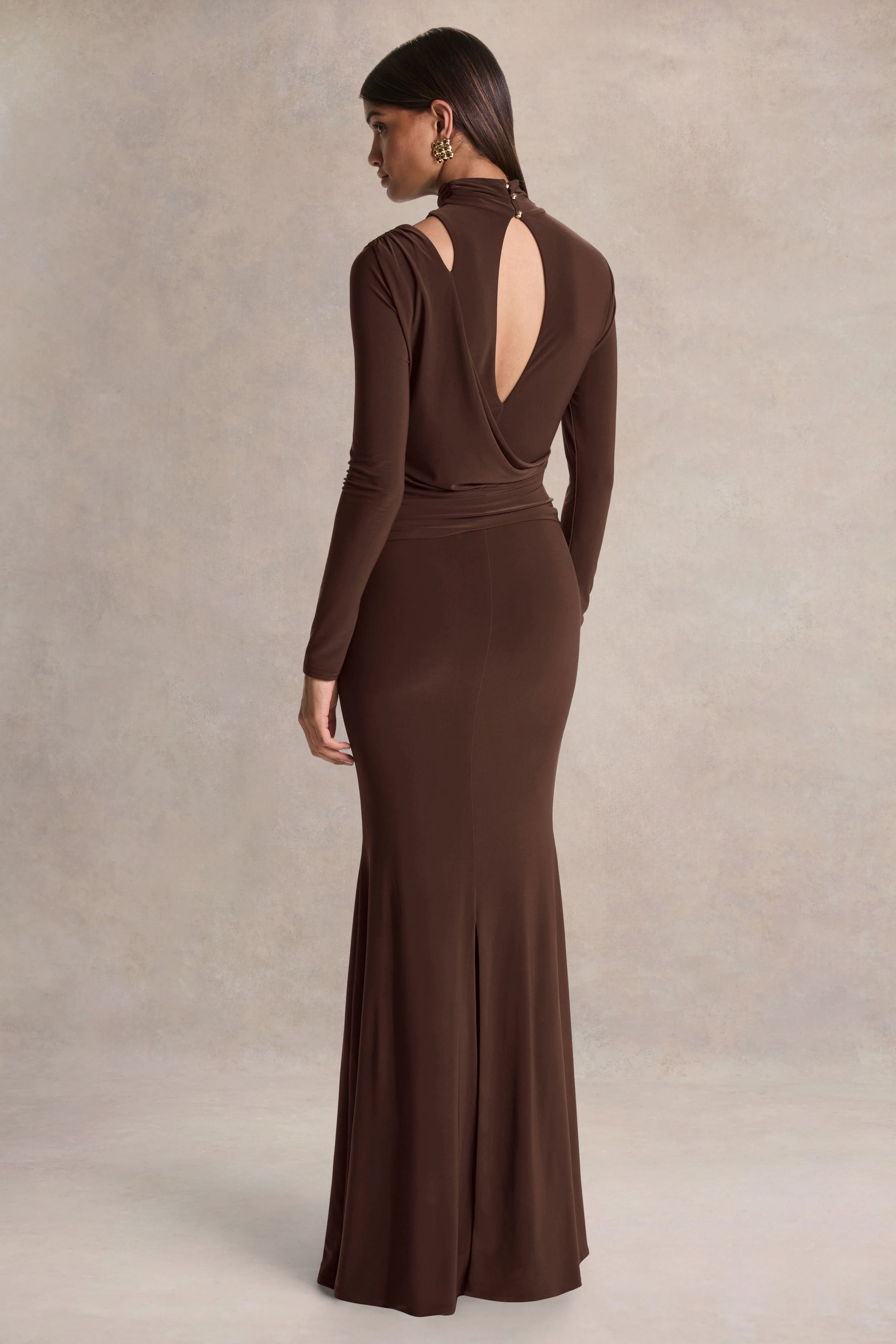 Alastrina | Bruine Hoge Hals Maxi Jurk Met Gerimpelde Detail - Image 2