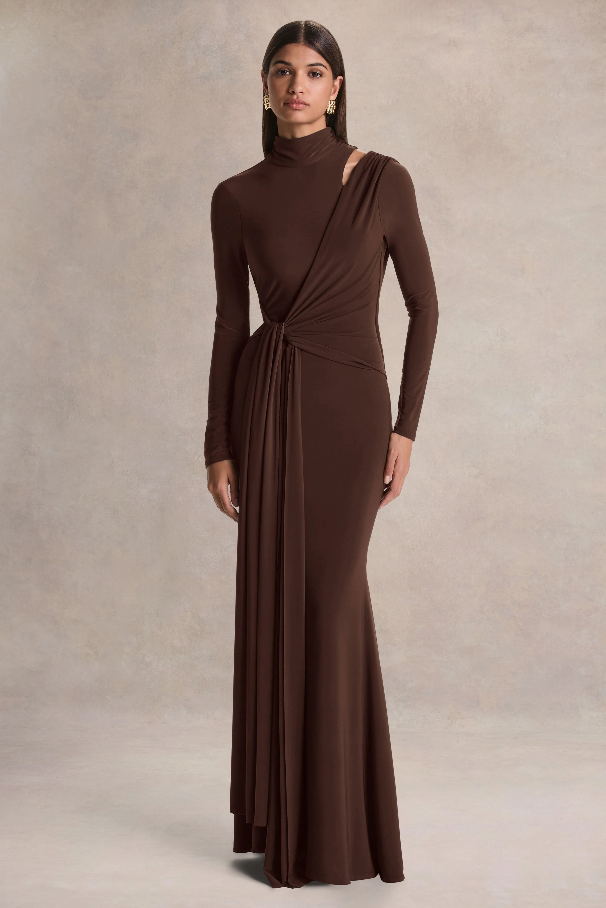 Alastrina | Bruine Hoge Hals Maxi Jurk Met Gerimpelde Detail - Image 4