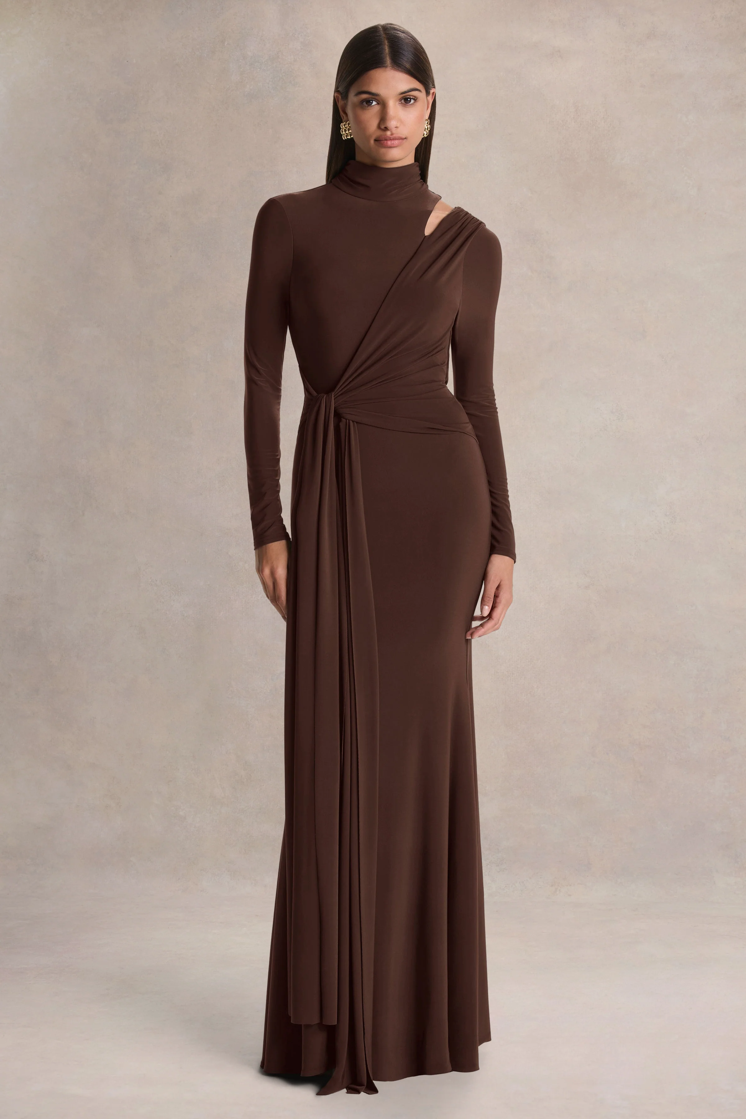 Alastrina | Bruine Hoge Hals Maxi Jurk Met Gerimpelde Detail - Image 5