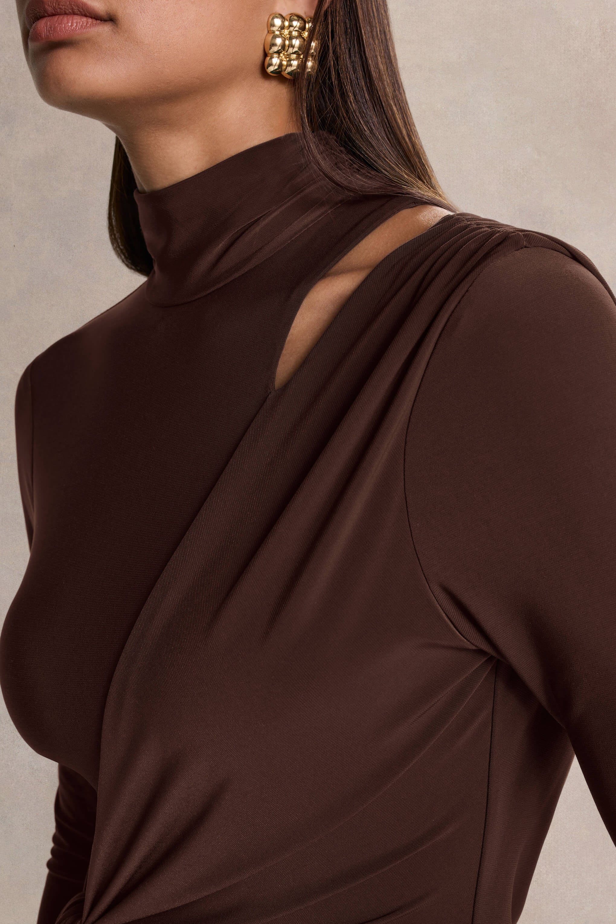 Alastrina | Bruine Hoge Hals Maxi Jurk Met Gerimpelde Detail - Image 6