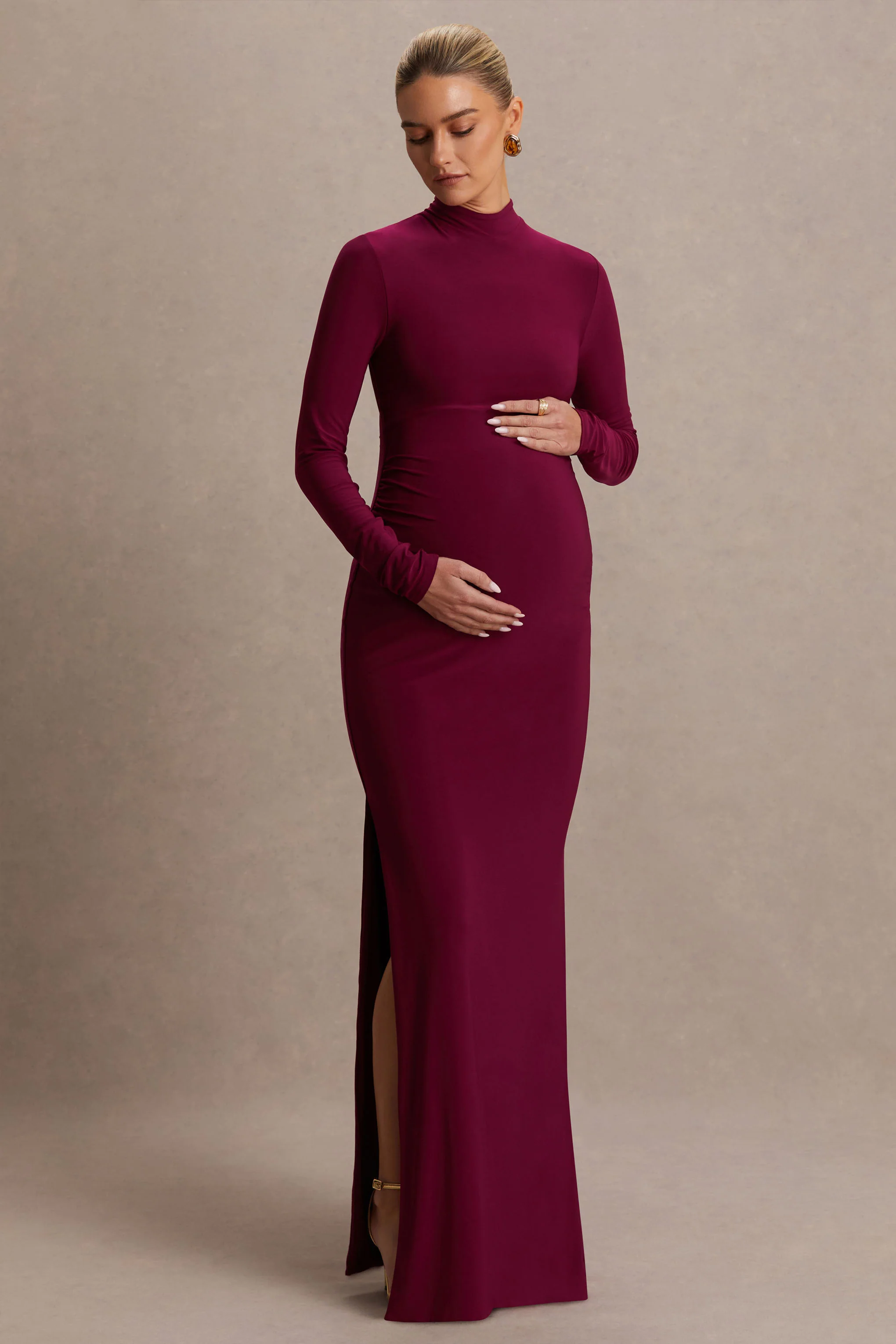 Alejandra | Bordeaux Zwangerschaps Maxi Jurk Met Lange Mouwen En Hoge Hals - Image 4