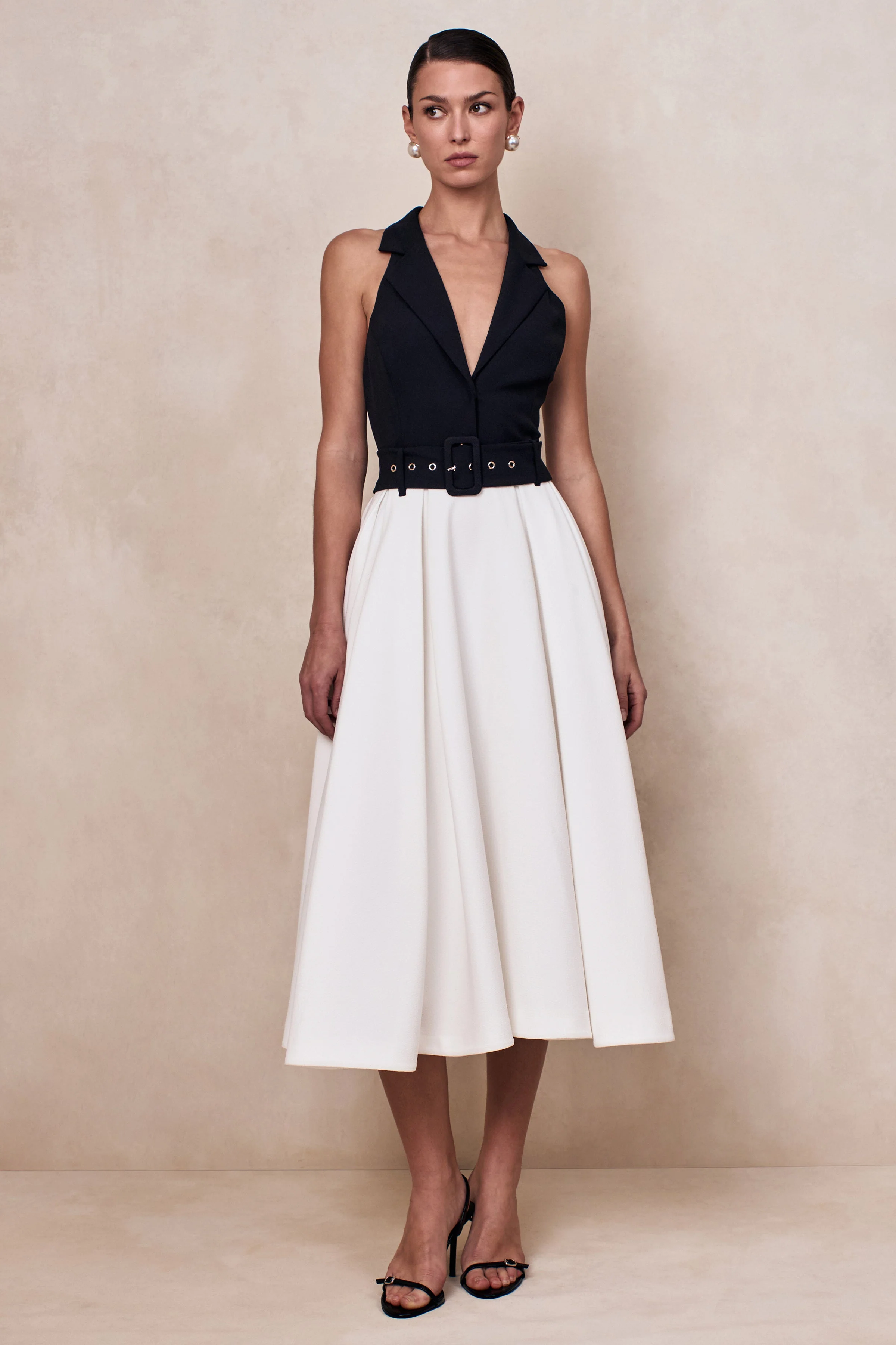 Alessa | Zwart & Wit Getailleerde Midi Jurk Met Diepe V-Hals - Image 3