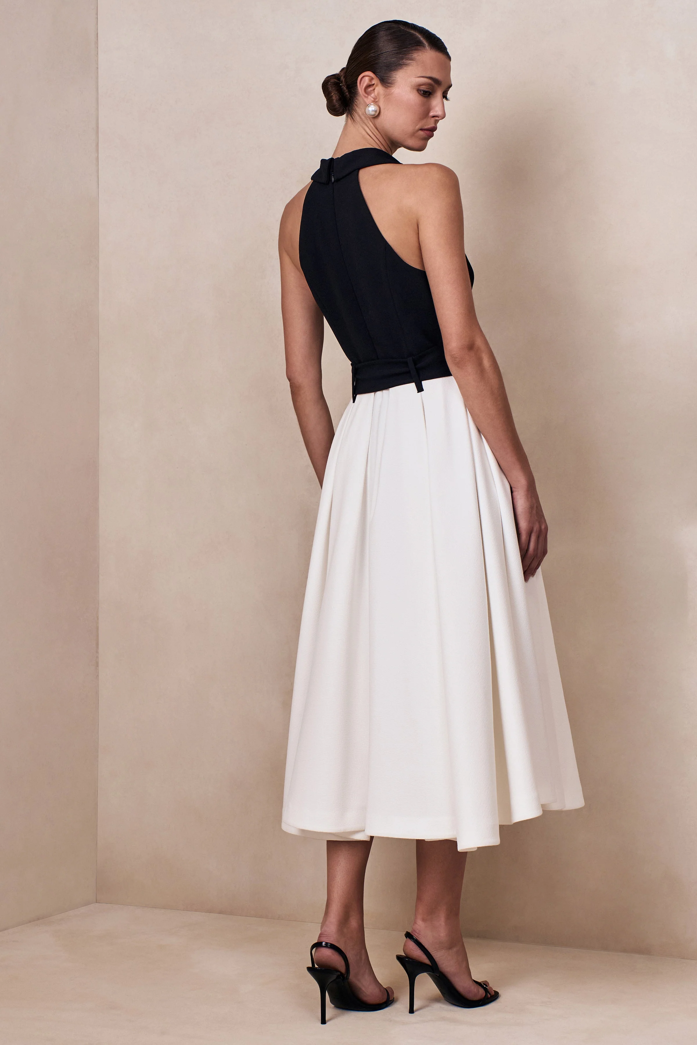 Alessa | Zwart & Wit Getailleerde Midi Jurk Met Diepe V-Hals - Image 4