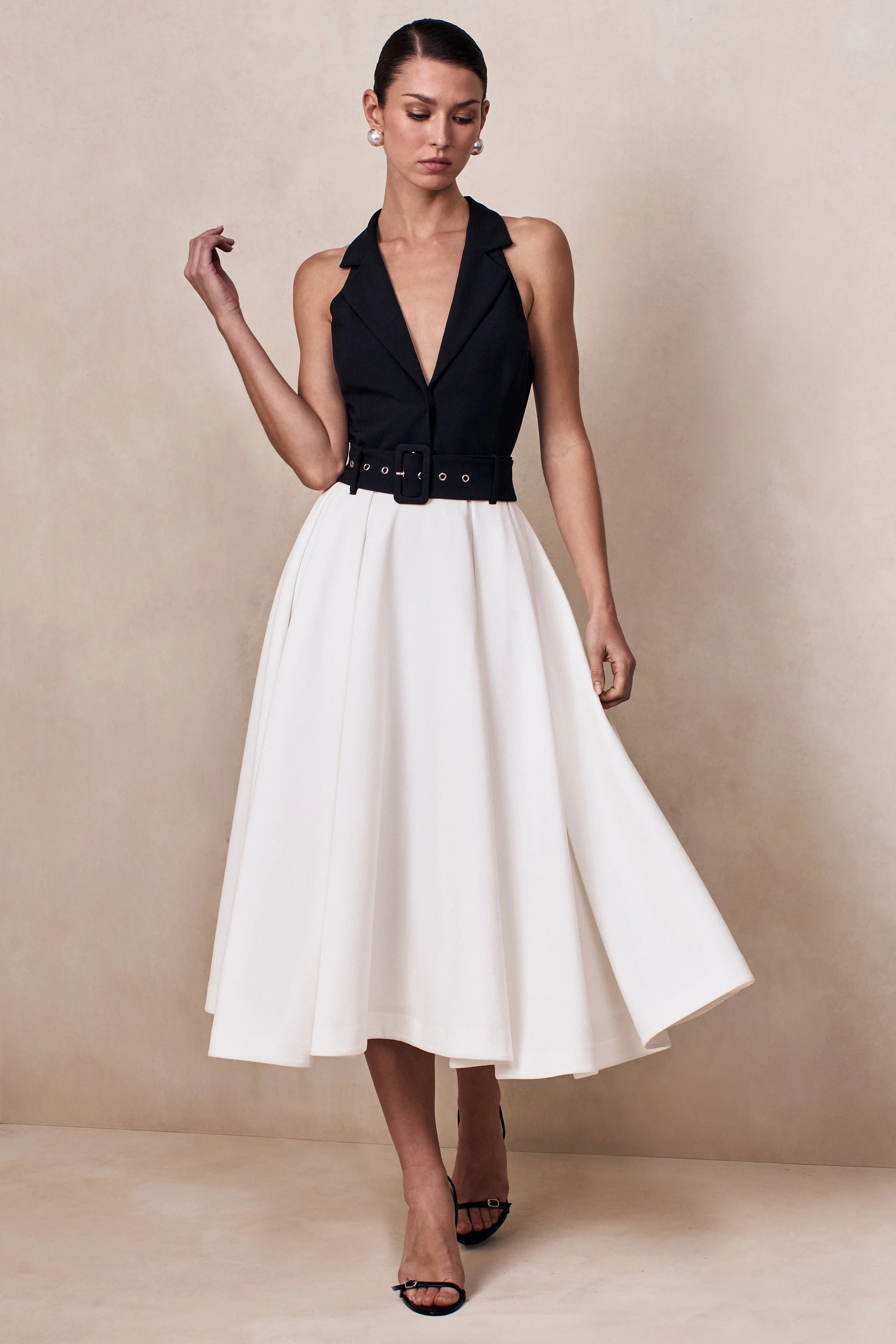 Alessa | Zwart & Wit Getailleerde Midi Jurk Met Diepe V-Hals - Image 6