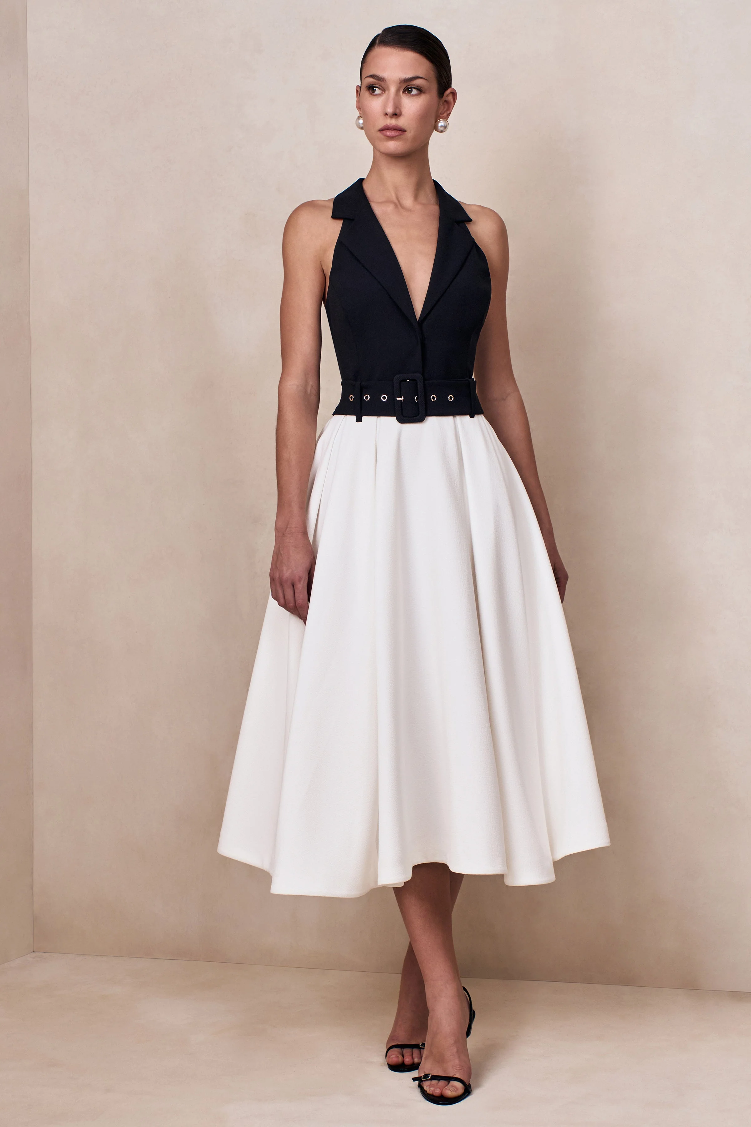 Alessa | Zwart & Wit Getailleerde Midi Jurk Met Diepe V-Hals - Image 7