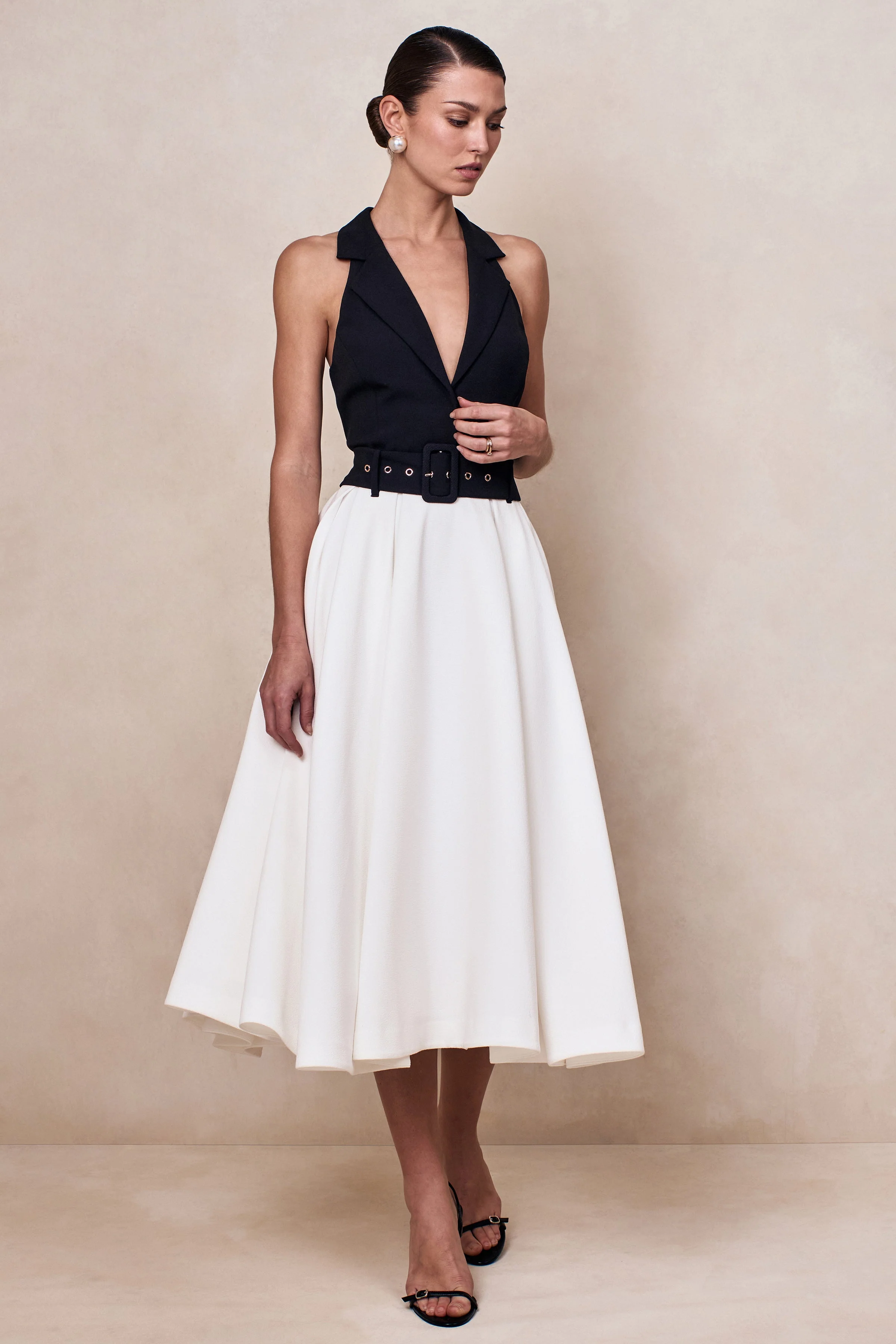 Alessa | Zwart & Wit Getailleerde Midi Jurk Met Diepe V-Hals - Image 8
