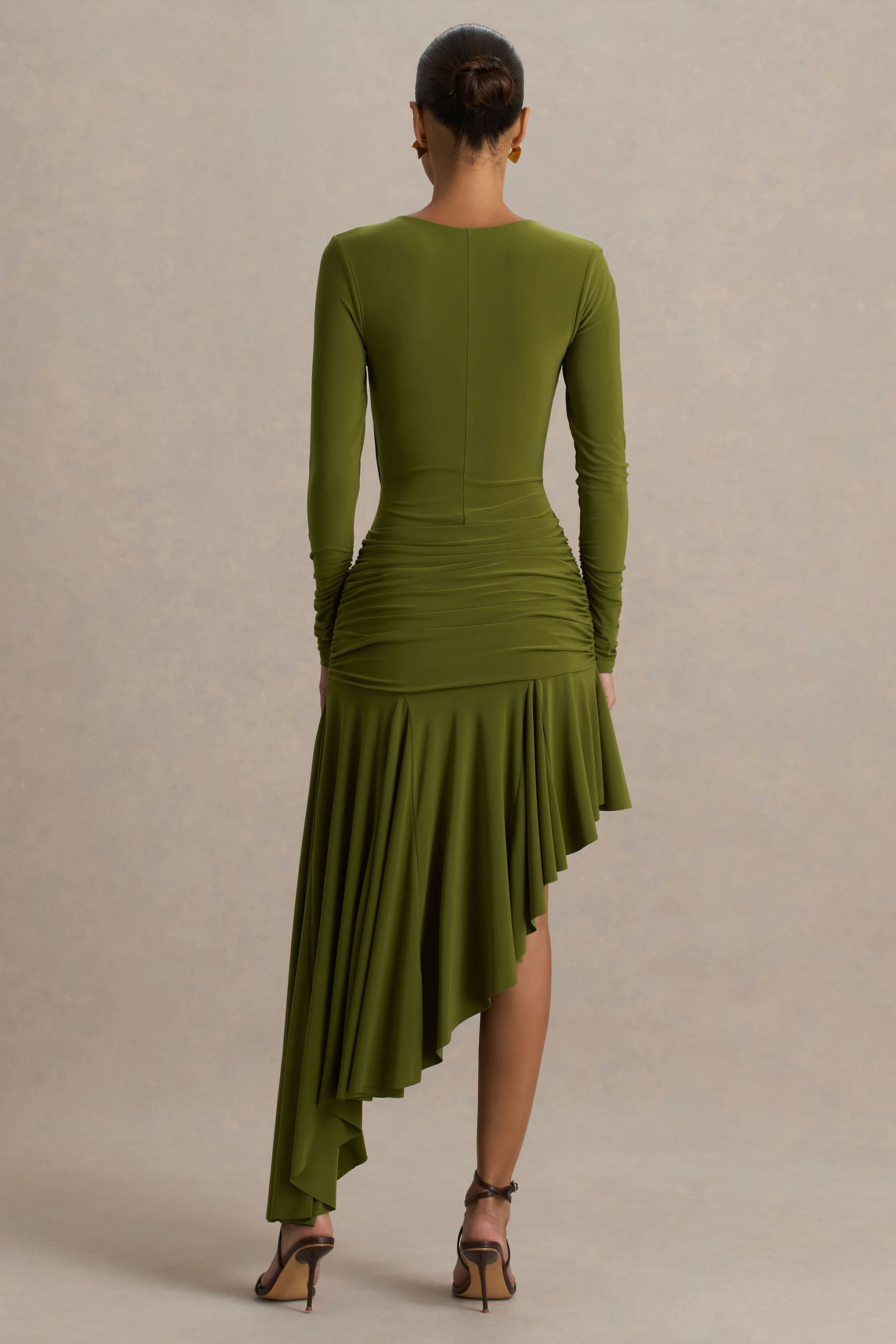 Alexia | Groene Asymmetrische Hals Maxi Jurk Met Gouden Detail - Image 2