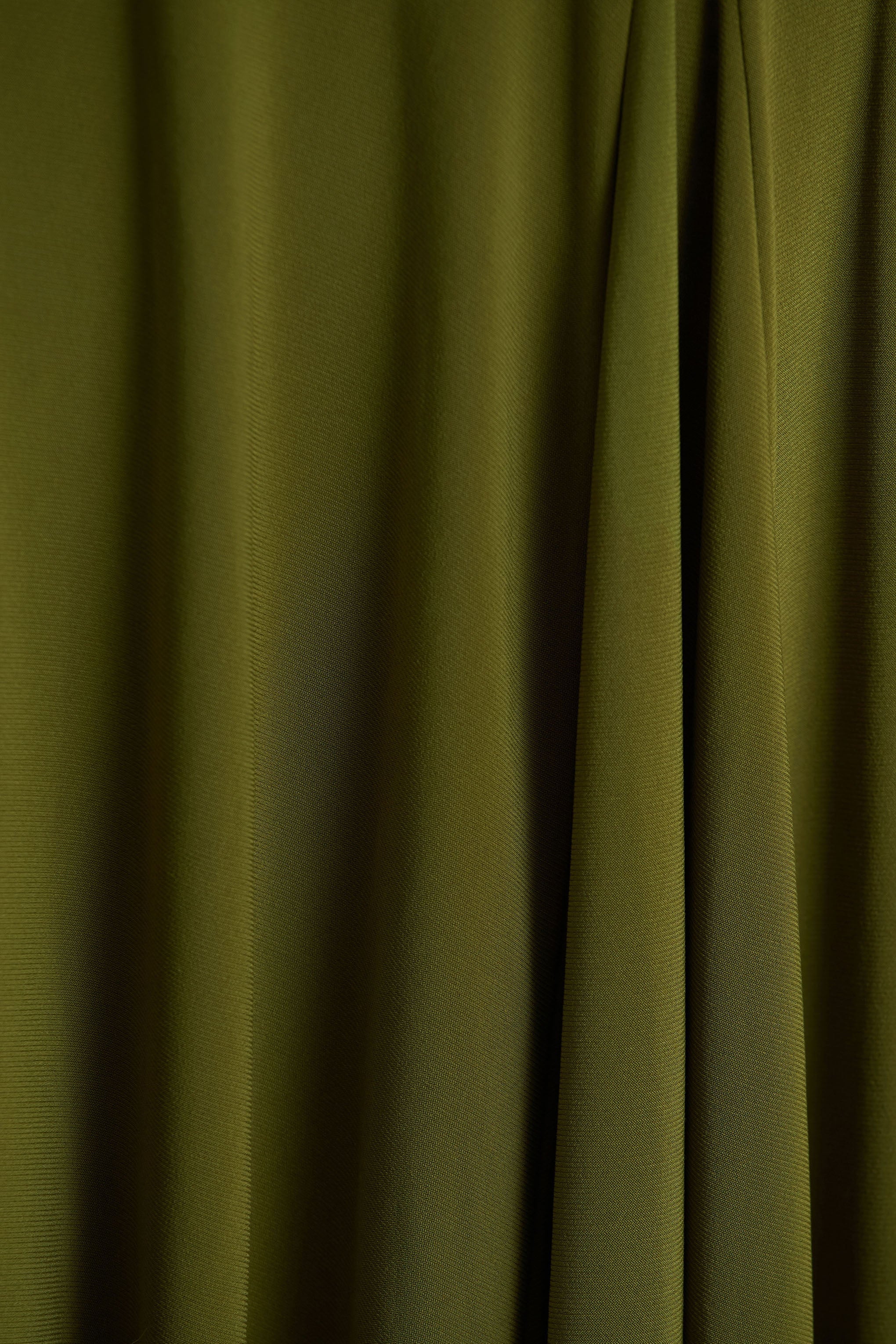 Alexia | Groene Asymmetrische Hals Maxi Jurk Met Gouden Detail - Image 6