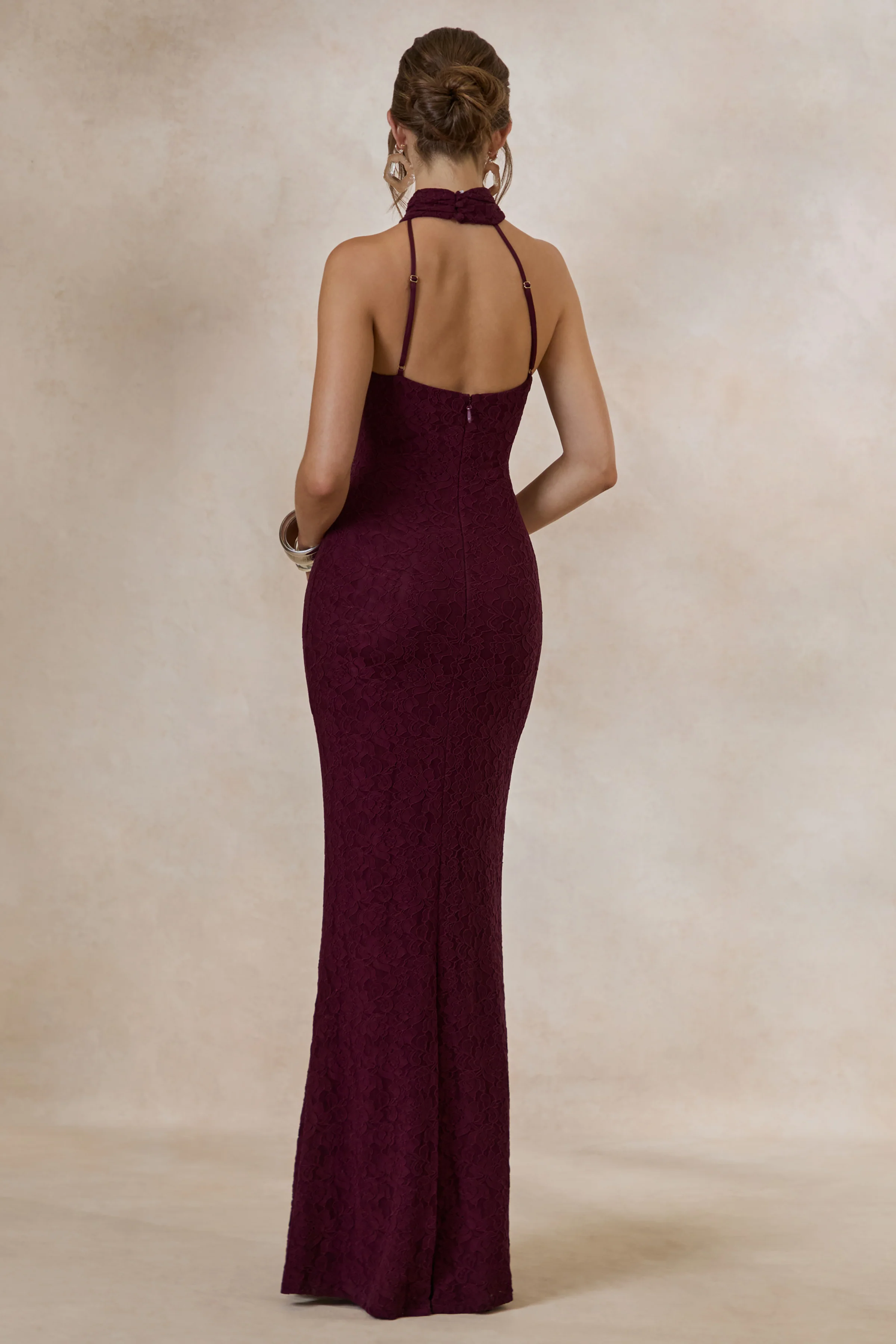 Almaria | Pruimrode Kanten Maxi Jurk Met Asymmetrische Hals En Sjaaldetail - Image 2