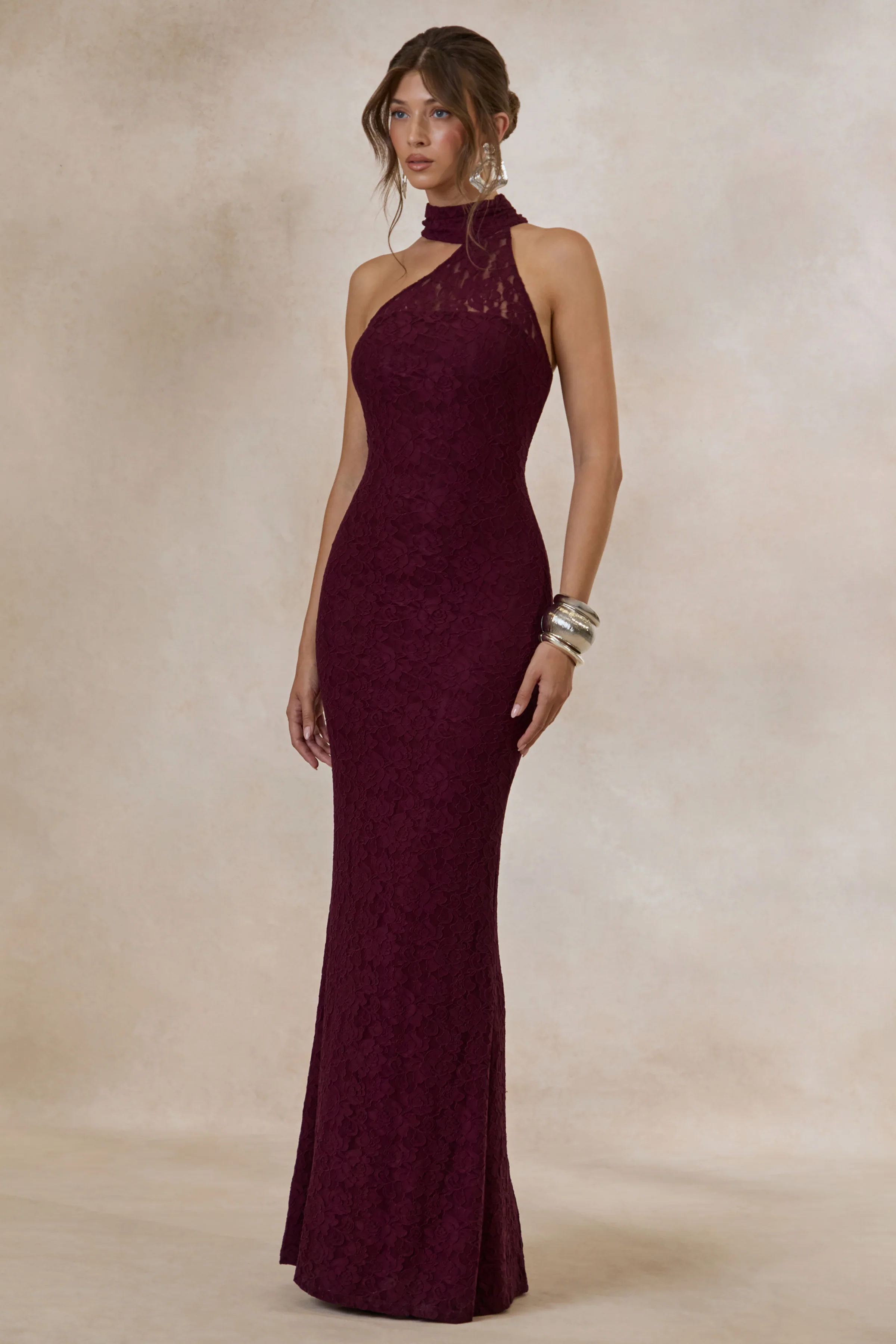 Almaria | Pruimrode Kanten Maxi Jurk Met Asymmetrische Hals En Sjaaldetail - Image 4