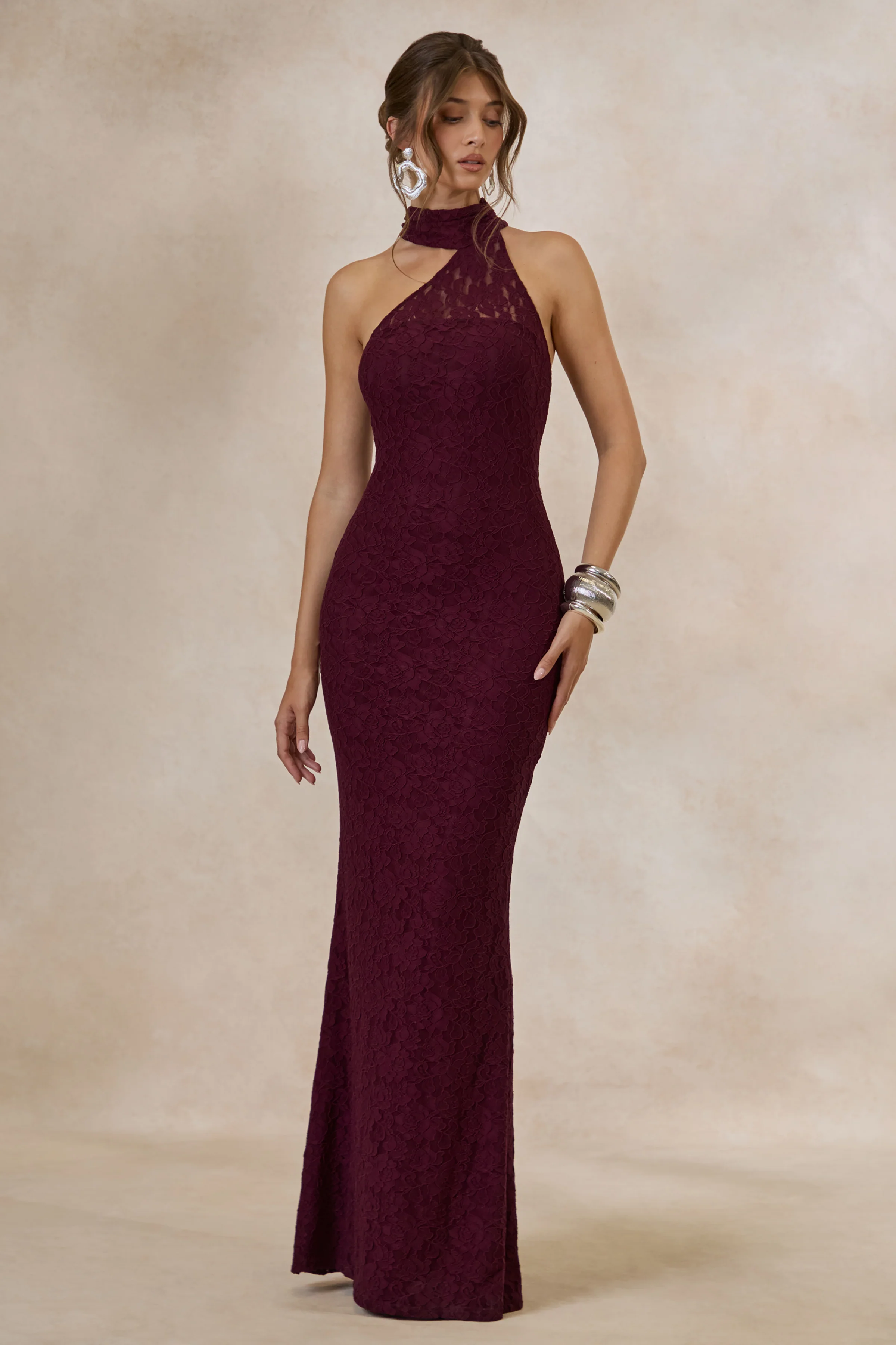 Almaria | Pruimrode Kanten Maxi Jurk Met Asymmetrische Hals En Sjaaldetail - Image 5