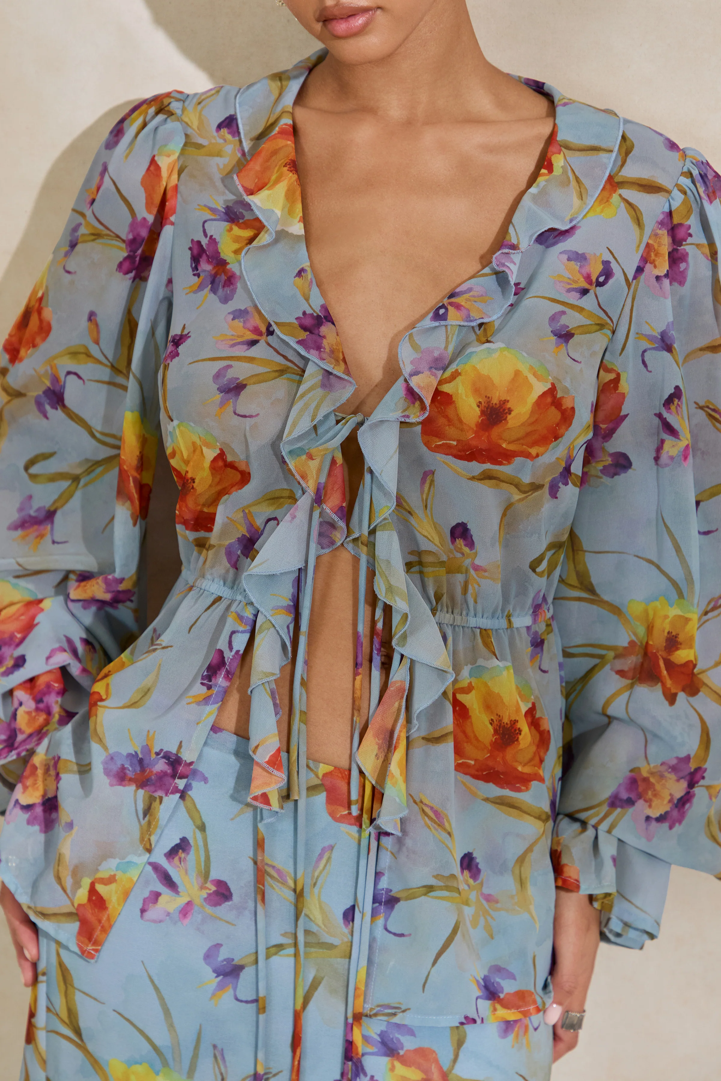Alveta | Blauwe Bloemenprint Chiffon V-Hals Top Met Ruchesdetails - Image 6