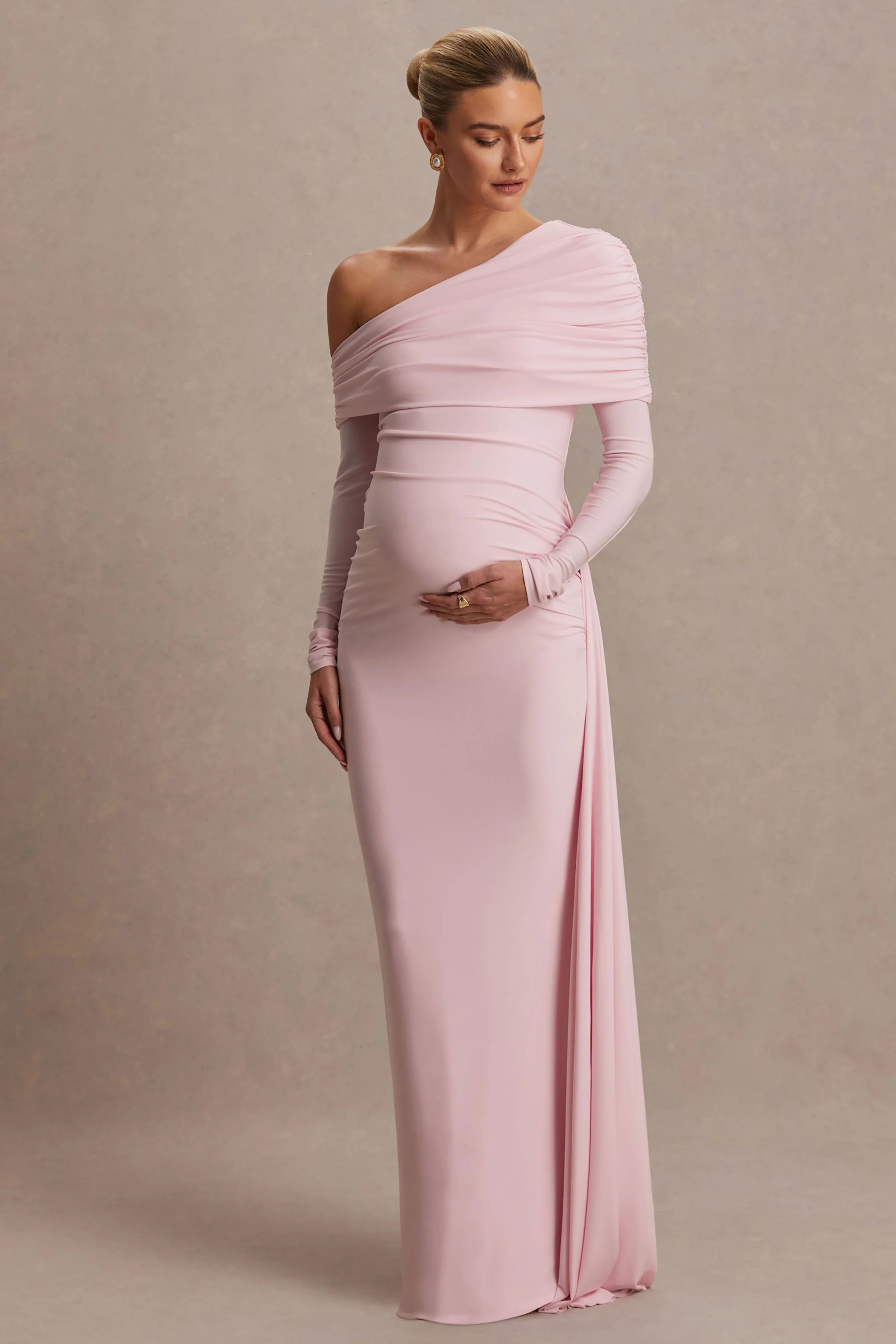 Amara | Blosroze Zwangerschaps Maxi Jurk Met Asymmetrische Hals En Ceintuur Detail