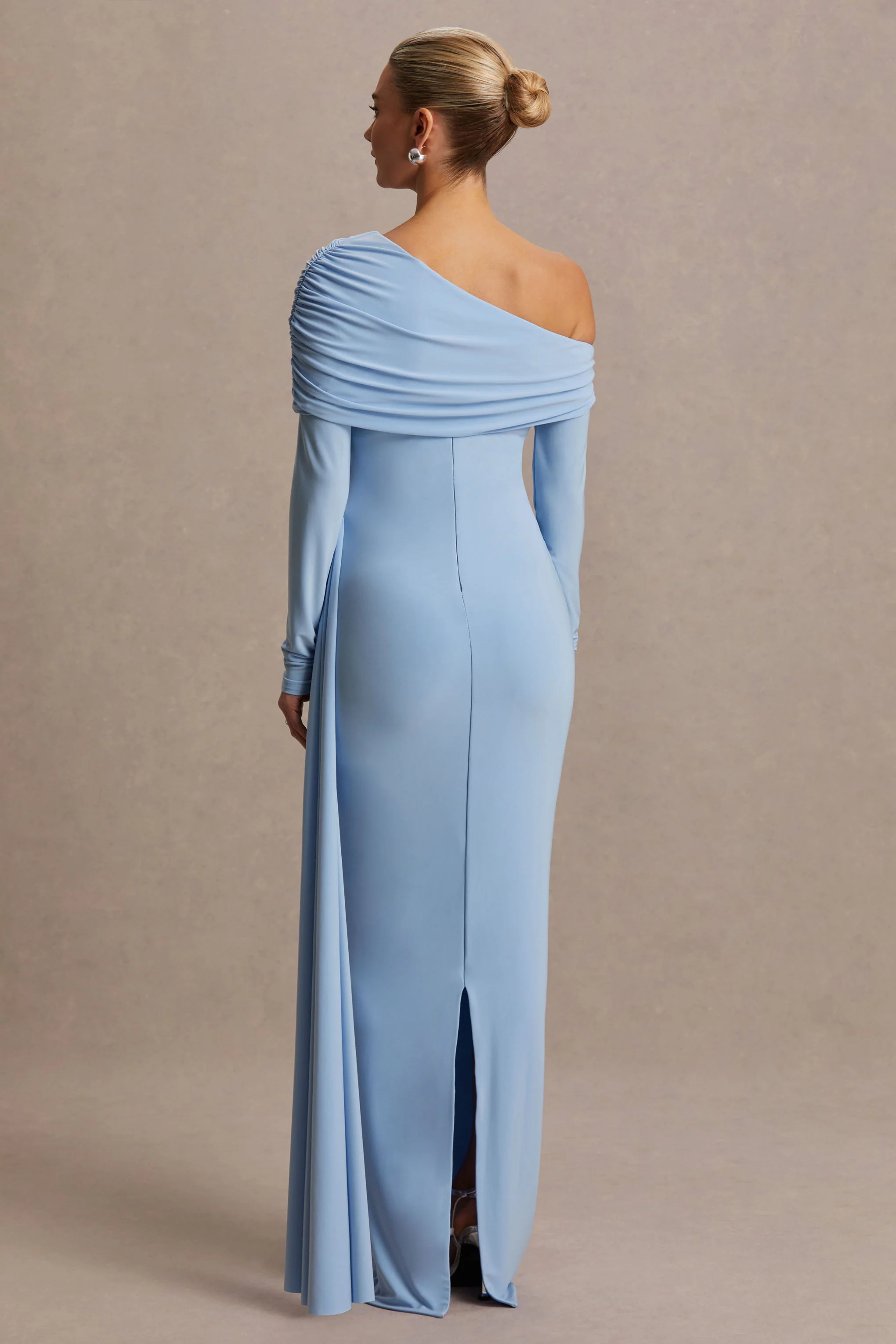 Amara | Poederblauwe Zwangerschaps Maxi Jurk Met Asymmetrische Hals En Ceintuur Detail - Image 2
