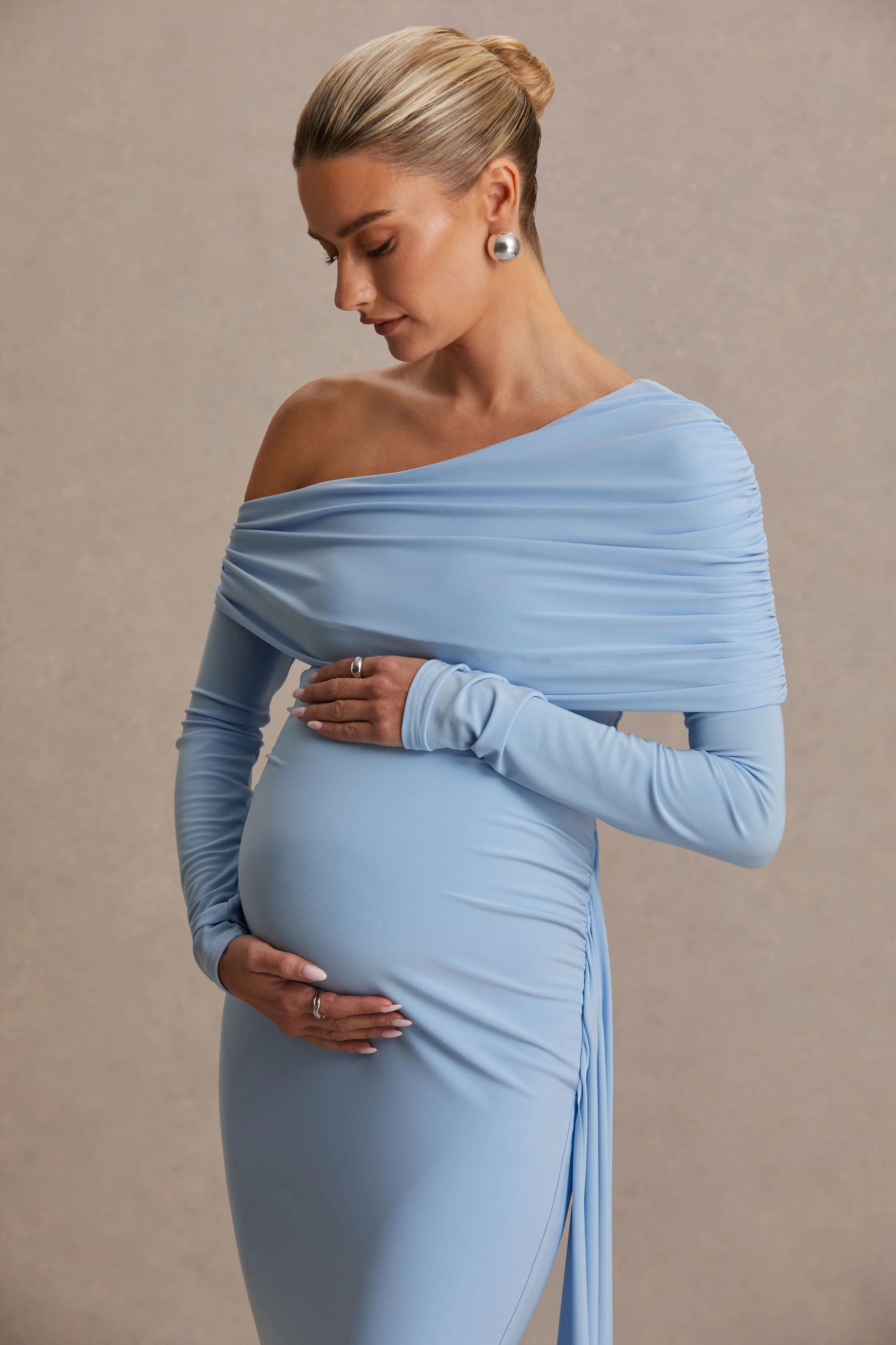 Amara | Poederblauwe Zwangerschaps Maxi Jurk Met Asymmetrische Hals En Ceintuur Detail - Image 6
