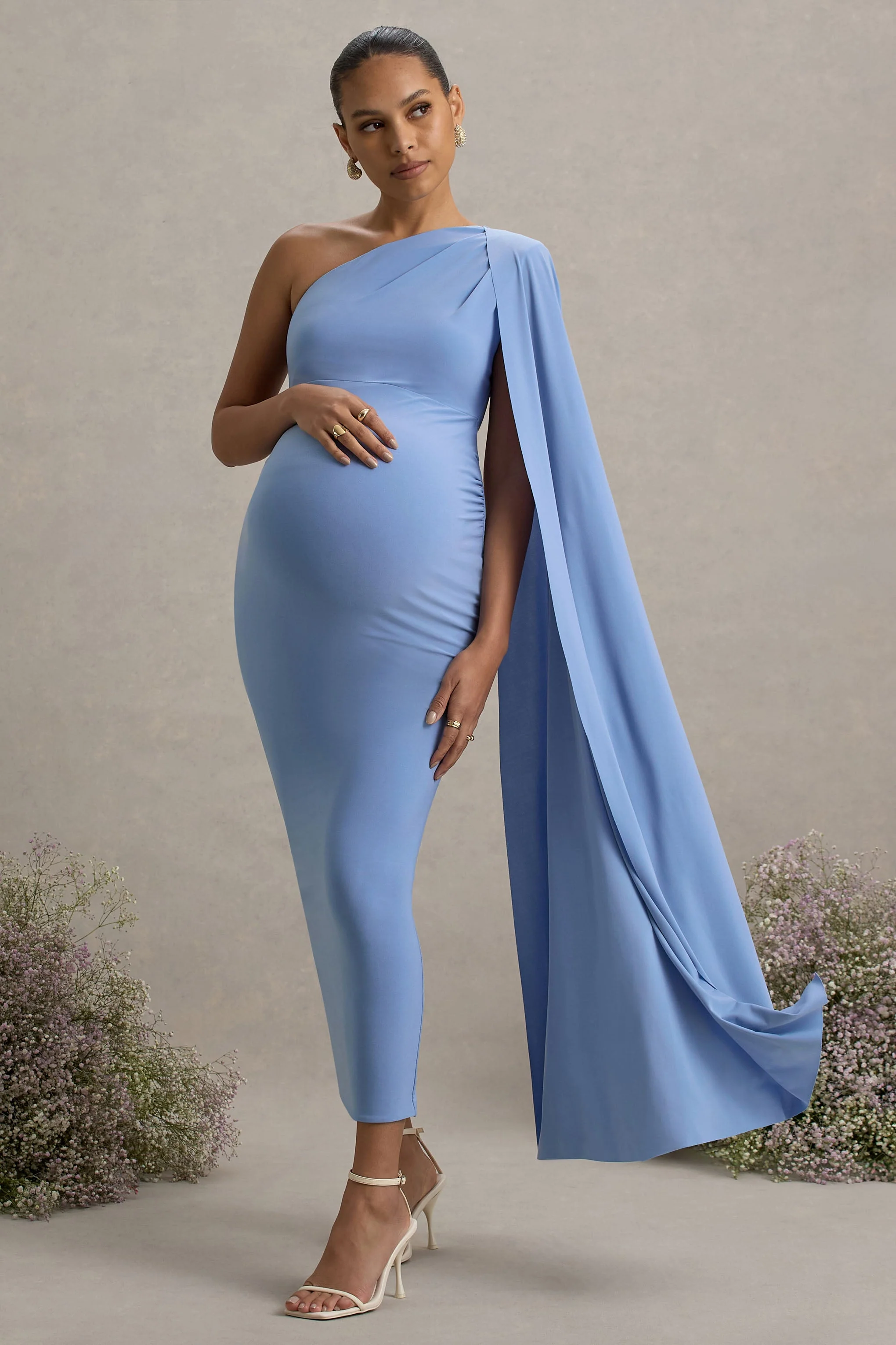 Amaryllis | Poederblauwe Zwangerschaps Maxi Jurk Met Blote Schouder En Cape Mouw - Image 5