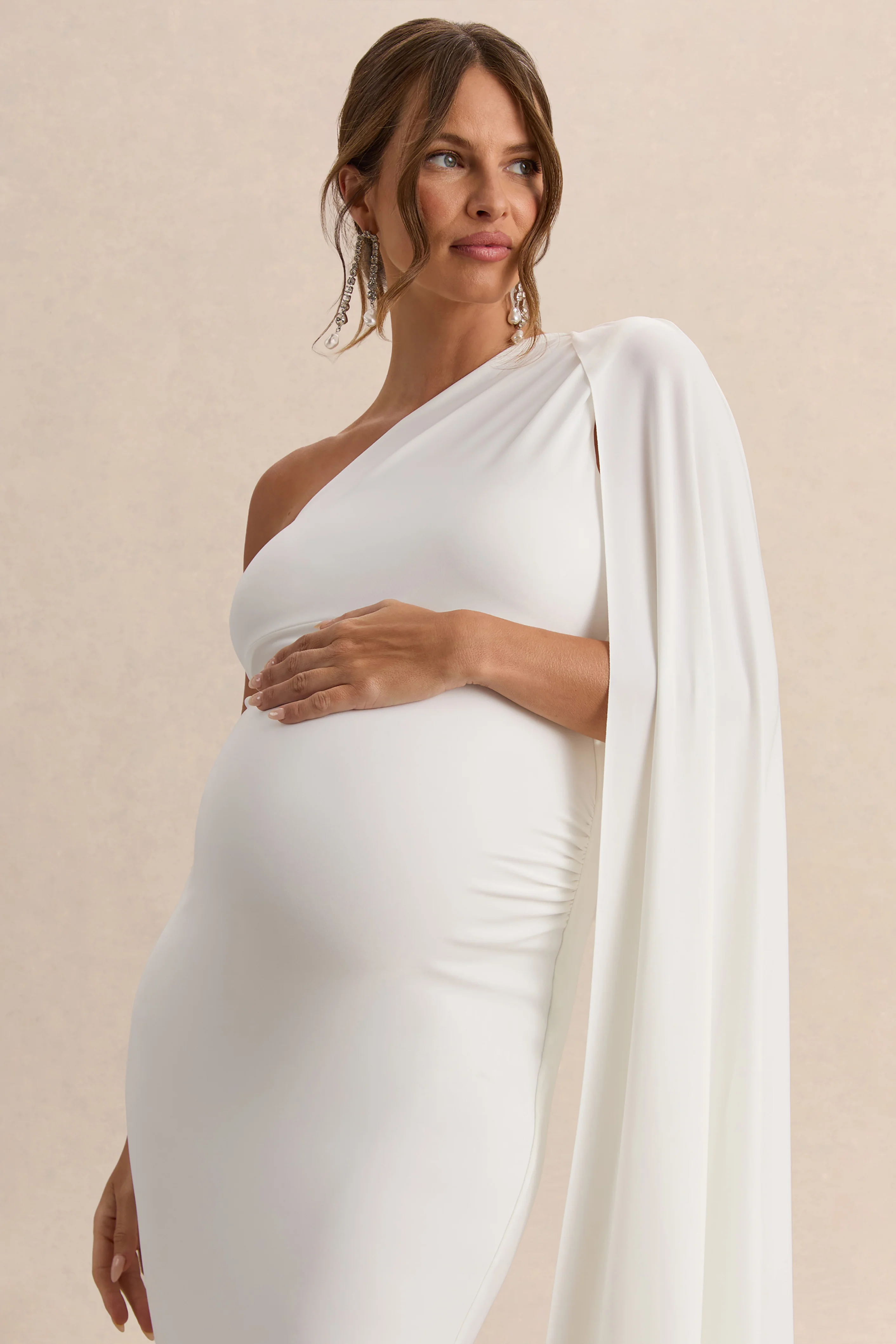 Amaryllis | Witte Zwangerschaps Maxi Jurk Met Blote Schouder En Cape Mouw - Image 3
