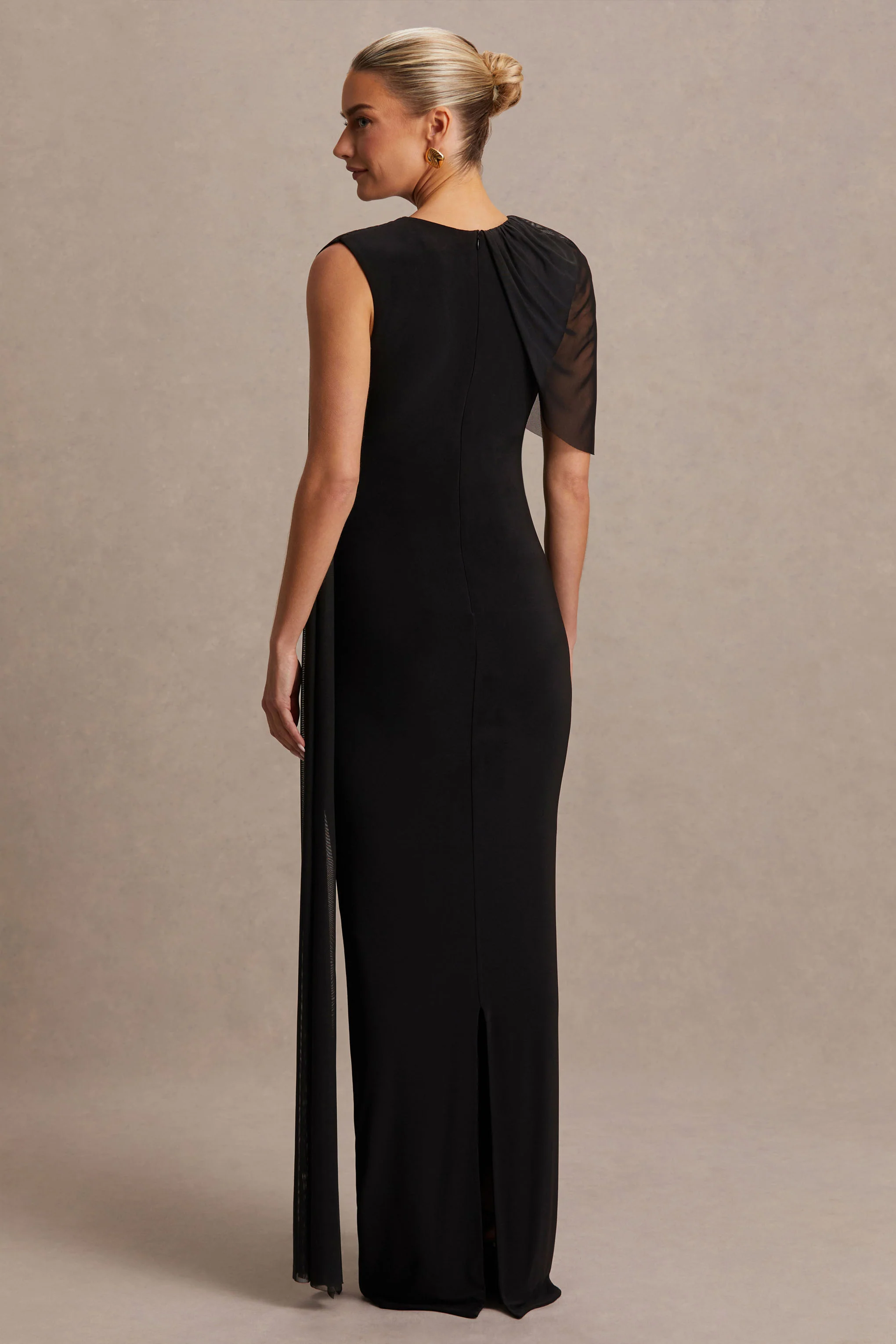 Amelise | Zwarte Hoge Hals Zwangerschaps Maxi Jurk Met Mesh Cape Mouw En Sjaal Detail - Image 2