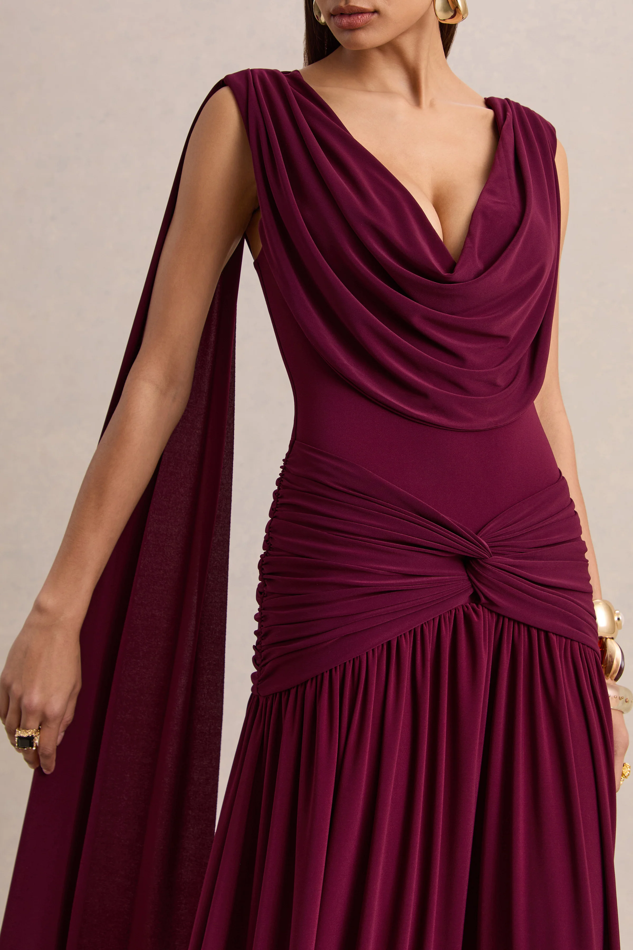 Amelisse | Bordeaux Maxi Jurk Met Diepe V-Hals En Gerimpelde Details - Image 5