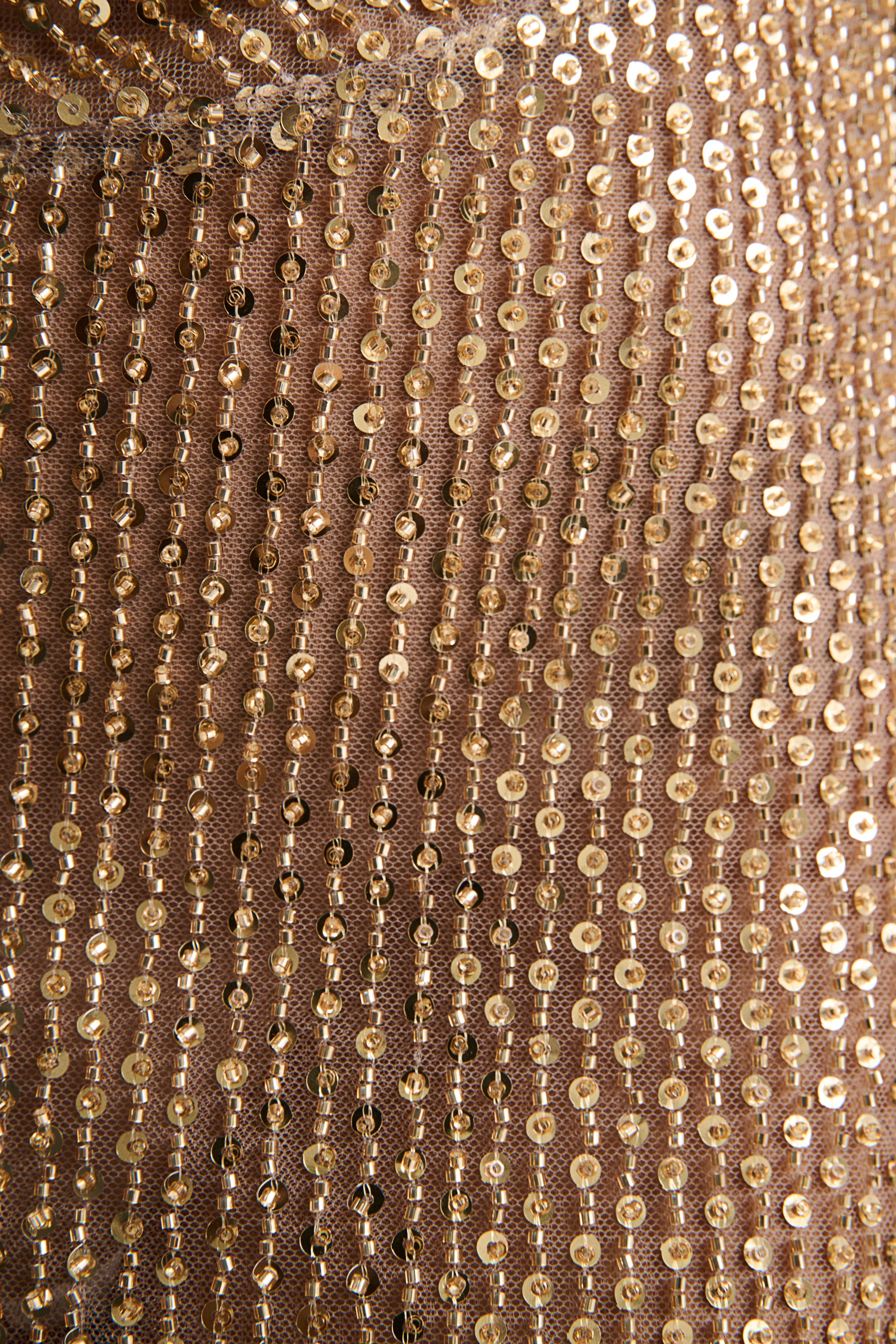 Anele | Gouden Pailletten Doorschijnende Maxi Jurk Met Hoge Hals, Sjaal En Open Rug - Image 7