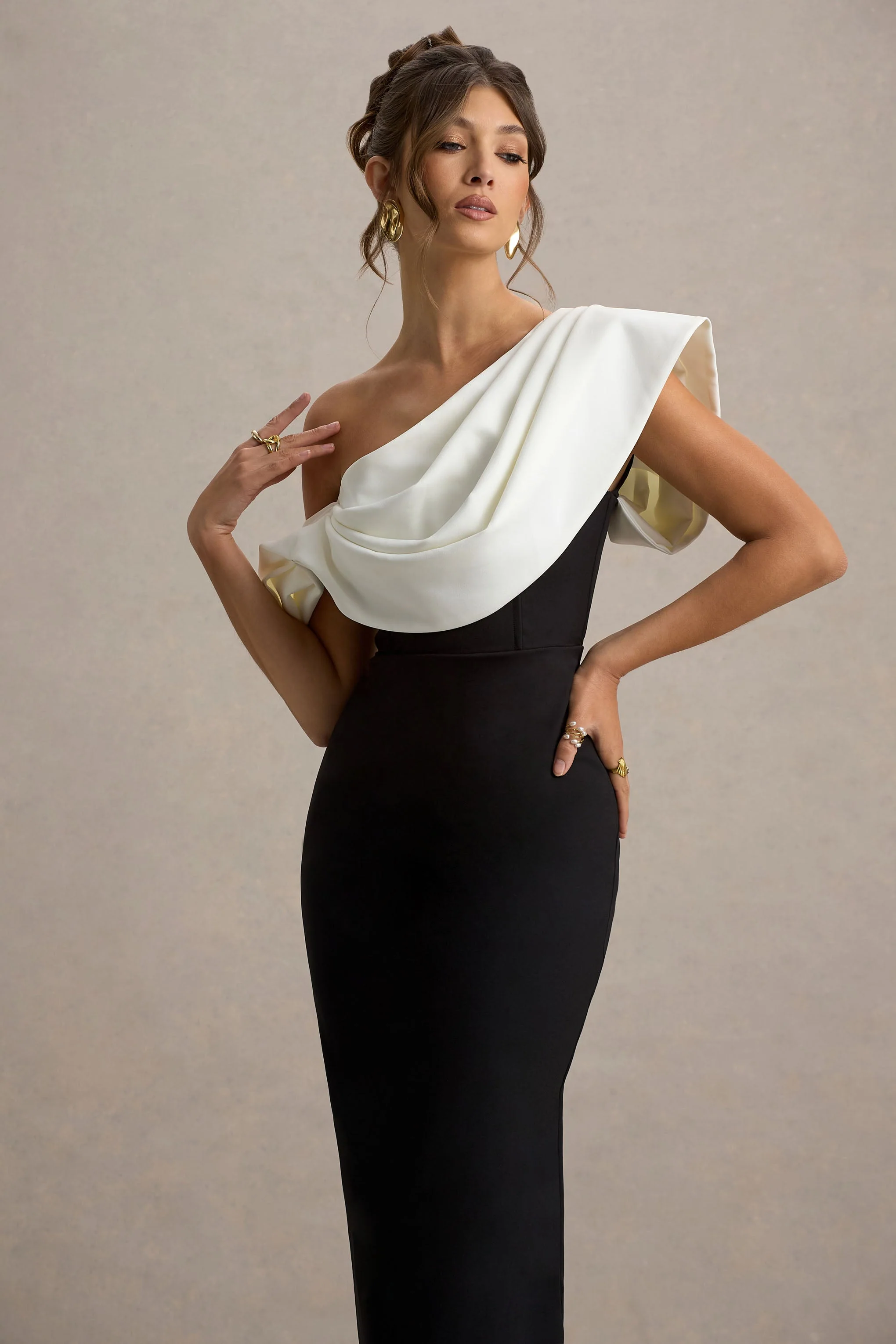 Angelina | Zwart-Witte Draperend Schouder Maxi Jurk - Image 3