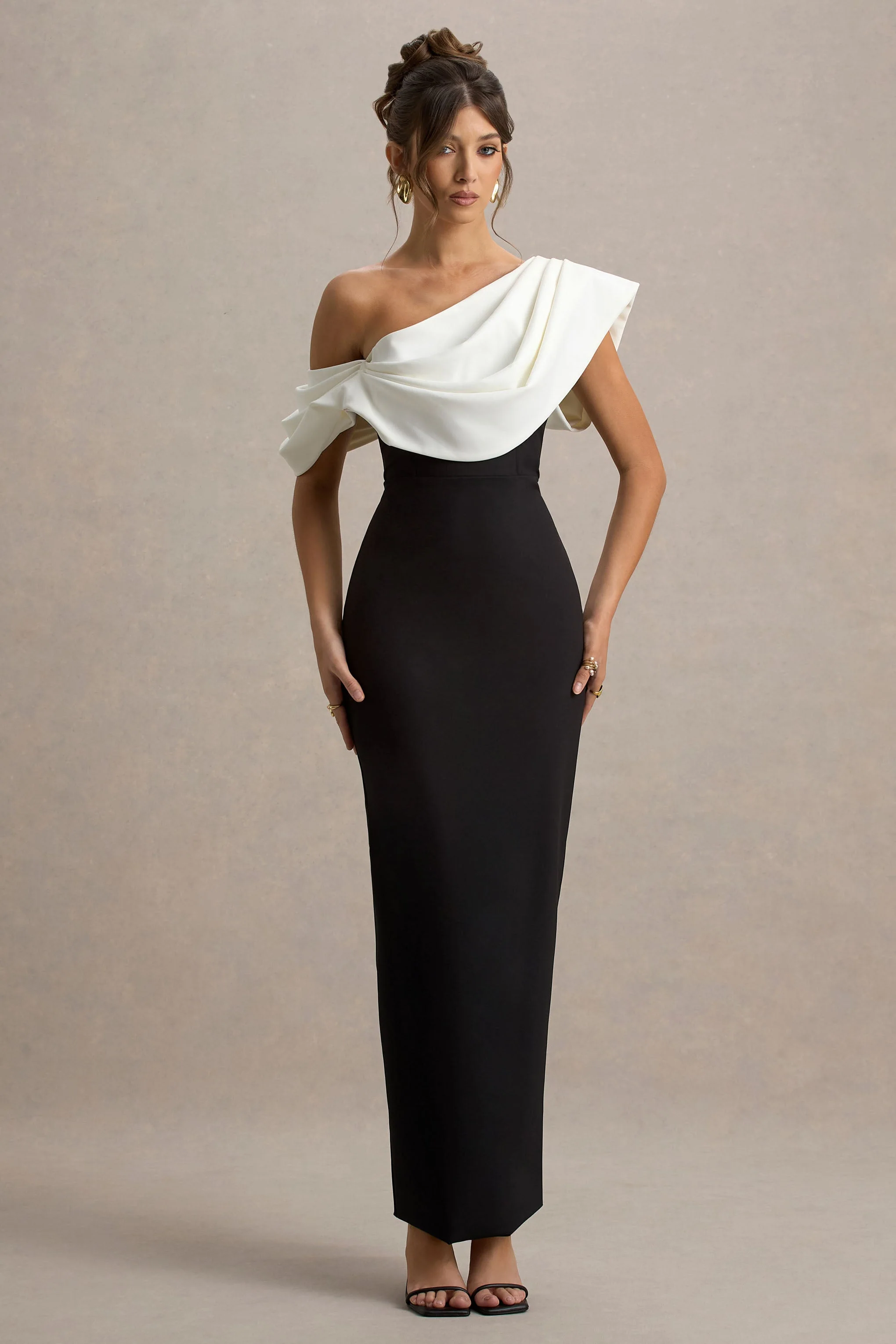Angelina | Zwart-Witte Draperend Schouder Maxi Jurk - Image 4