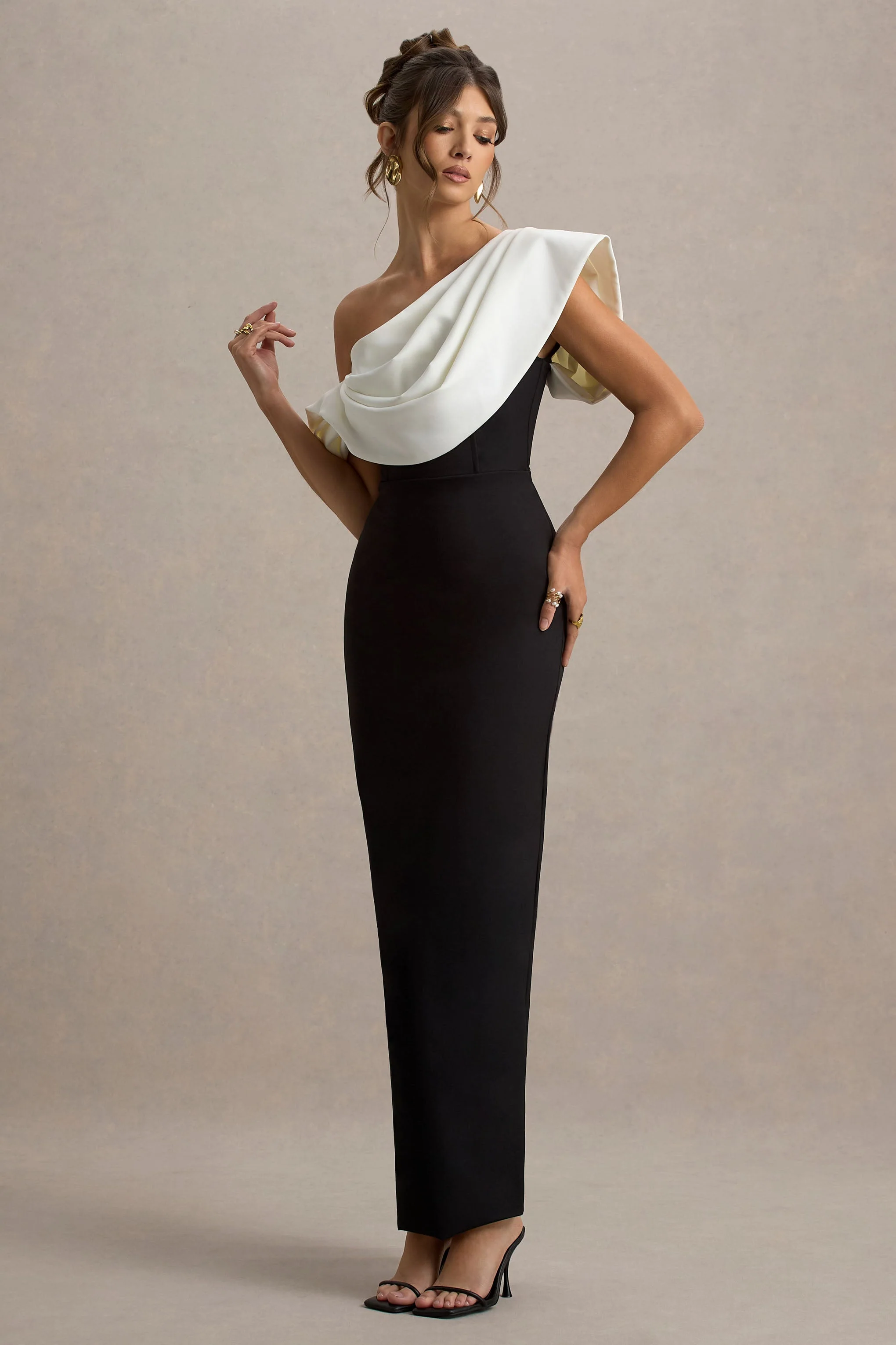 Angelina | Zwart-Witte Draperend Schouder Maxi Jurk - Image 5