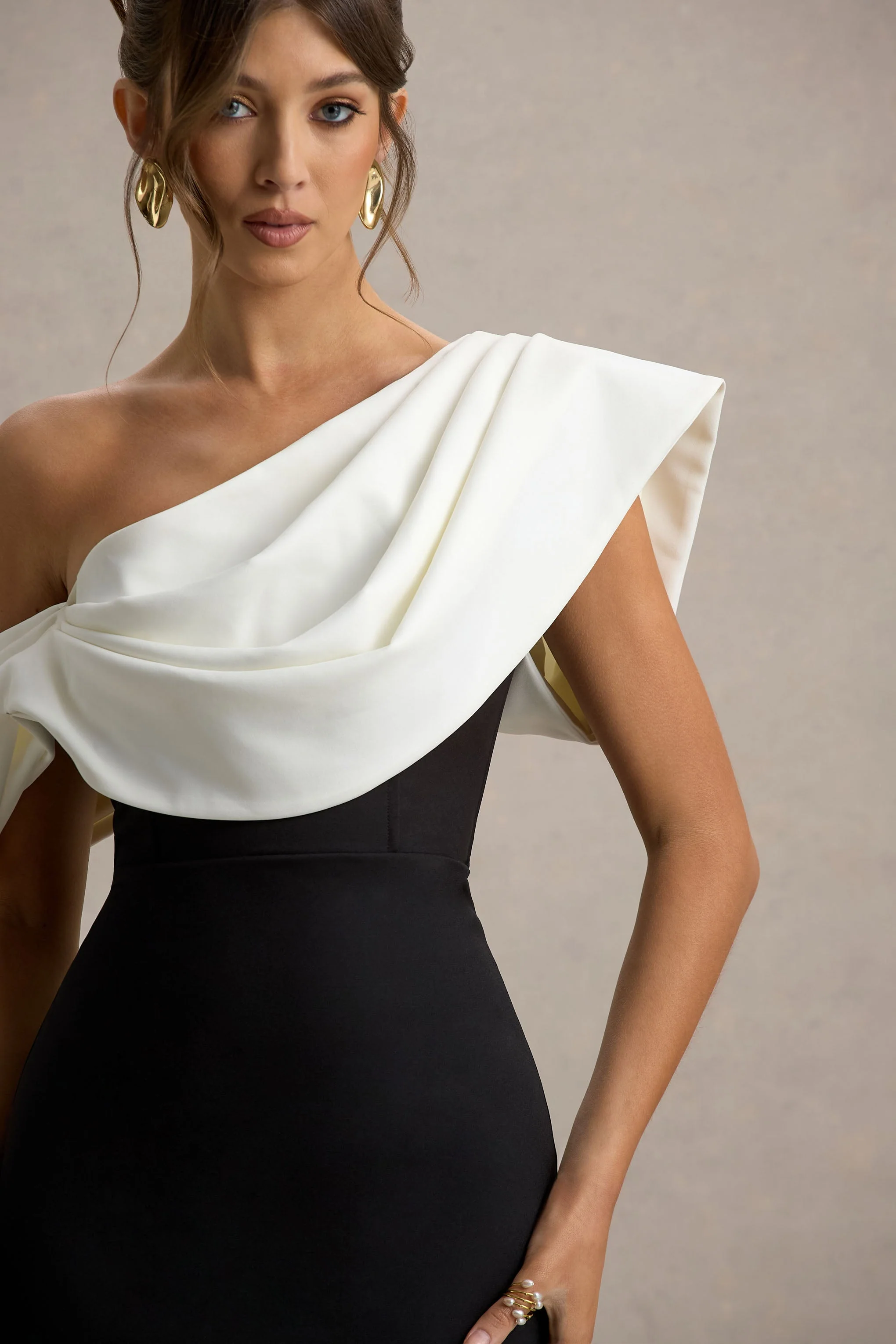 Angelina | Zwart-Witte Draperend Schouder Maxi Jurk - Image 6